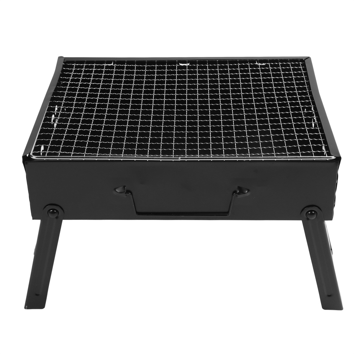 Ein schwarzer Holzkohlegrill. Er hat eine Grillplatte und Beine. Der Hintergrund ist weiß.
