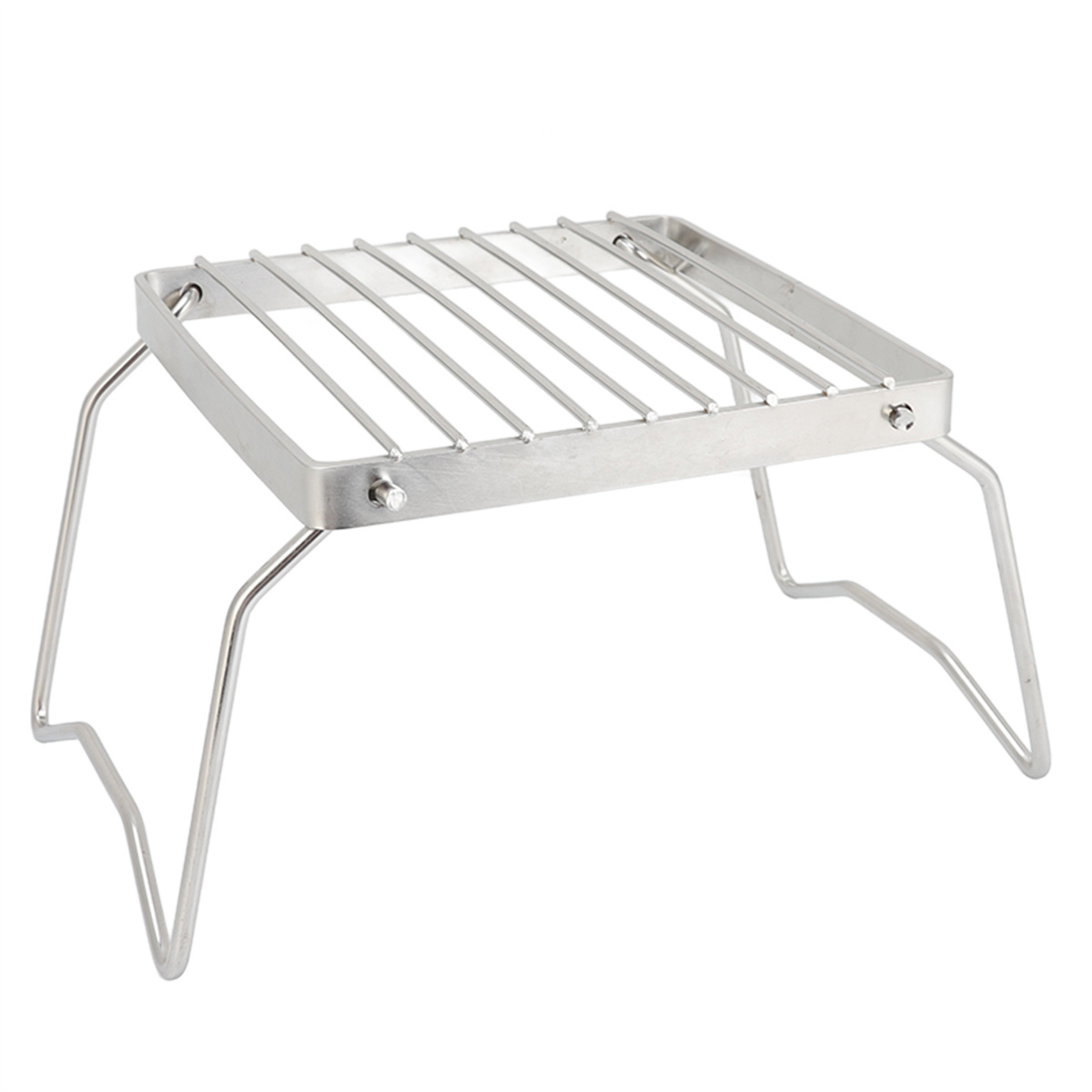 Ein silberner Metallgrill mit Beinen, isoliert vor weißem Hintergrund.