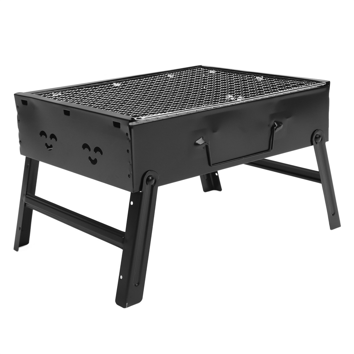 Ein schwarzer Metallgrill mit Klappbeinen. Er hat eine rechteckige Form und dekorative Aussparungen.
