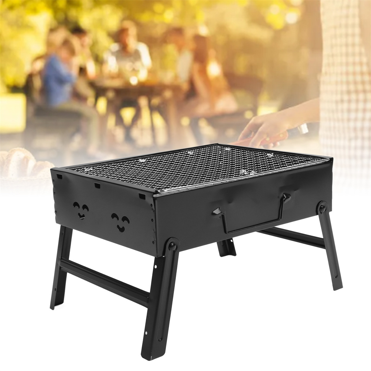 Ein schwarzer tragbarer Grill auf einem Tisch mit Leuten im Hintergrund. Im Freien.
