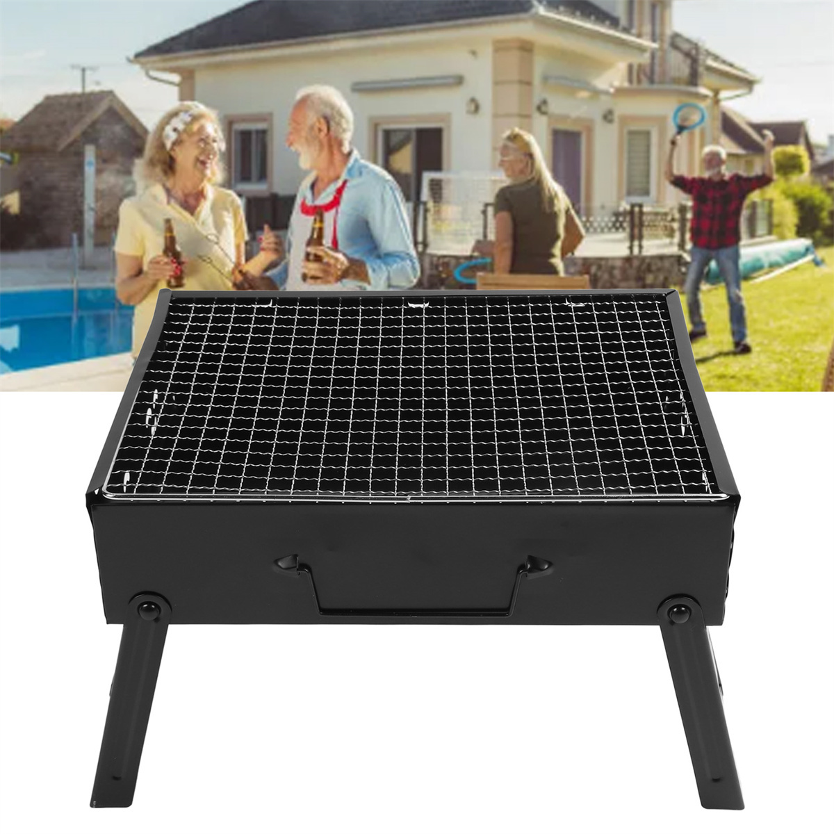Ein schwarzer Grill auf einer grasbewachsenen Fläche, mit Personen im Hintergrund, in der Nähe eines Hauses und eines Pools.