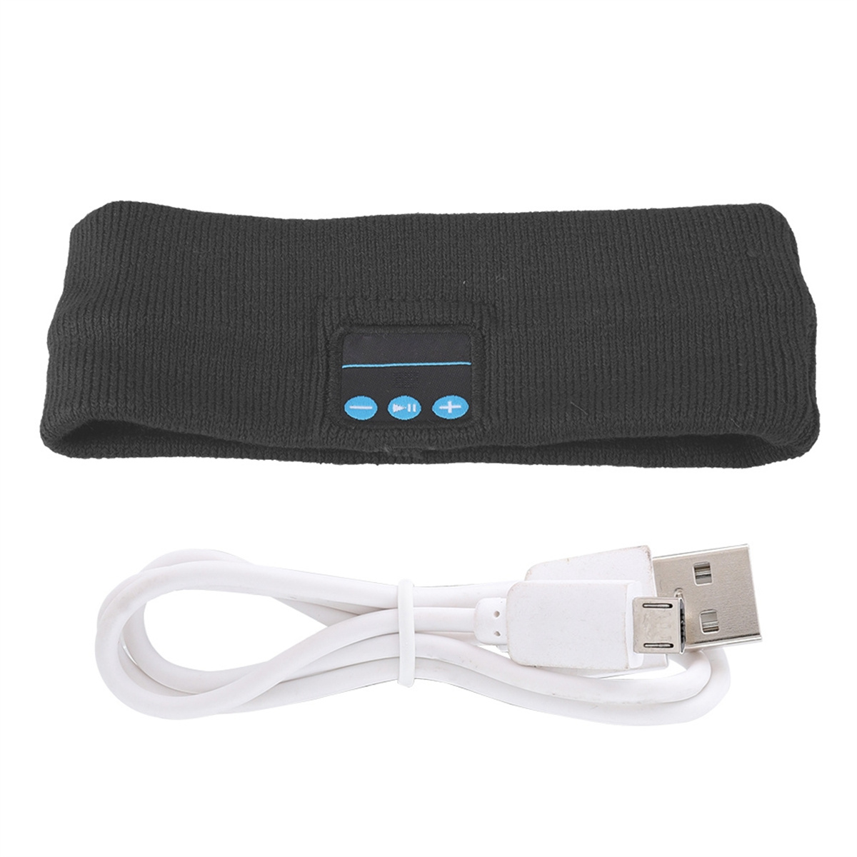 Schwarzes Stirnband mit Bedientasten und einem Ladekabel. Weißes USB-Kabel. Isoliert auf Weiß.