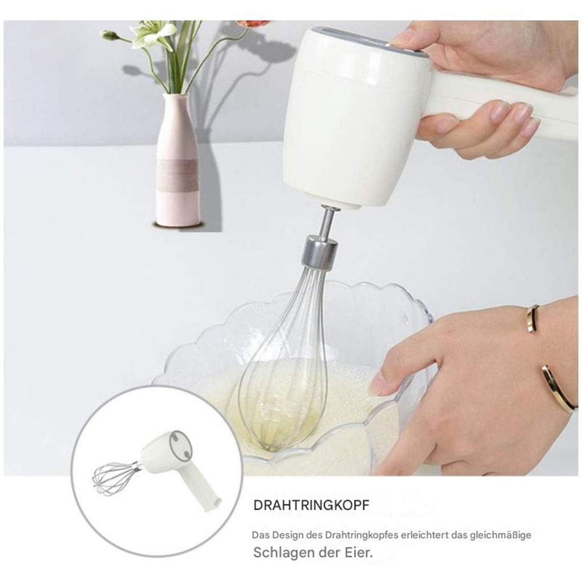 Eine Hand verwendet einen elektrischen Mixer mit einem Schneebesen, um Zutaten in einer transparenten Schüssel zu verrühren.