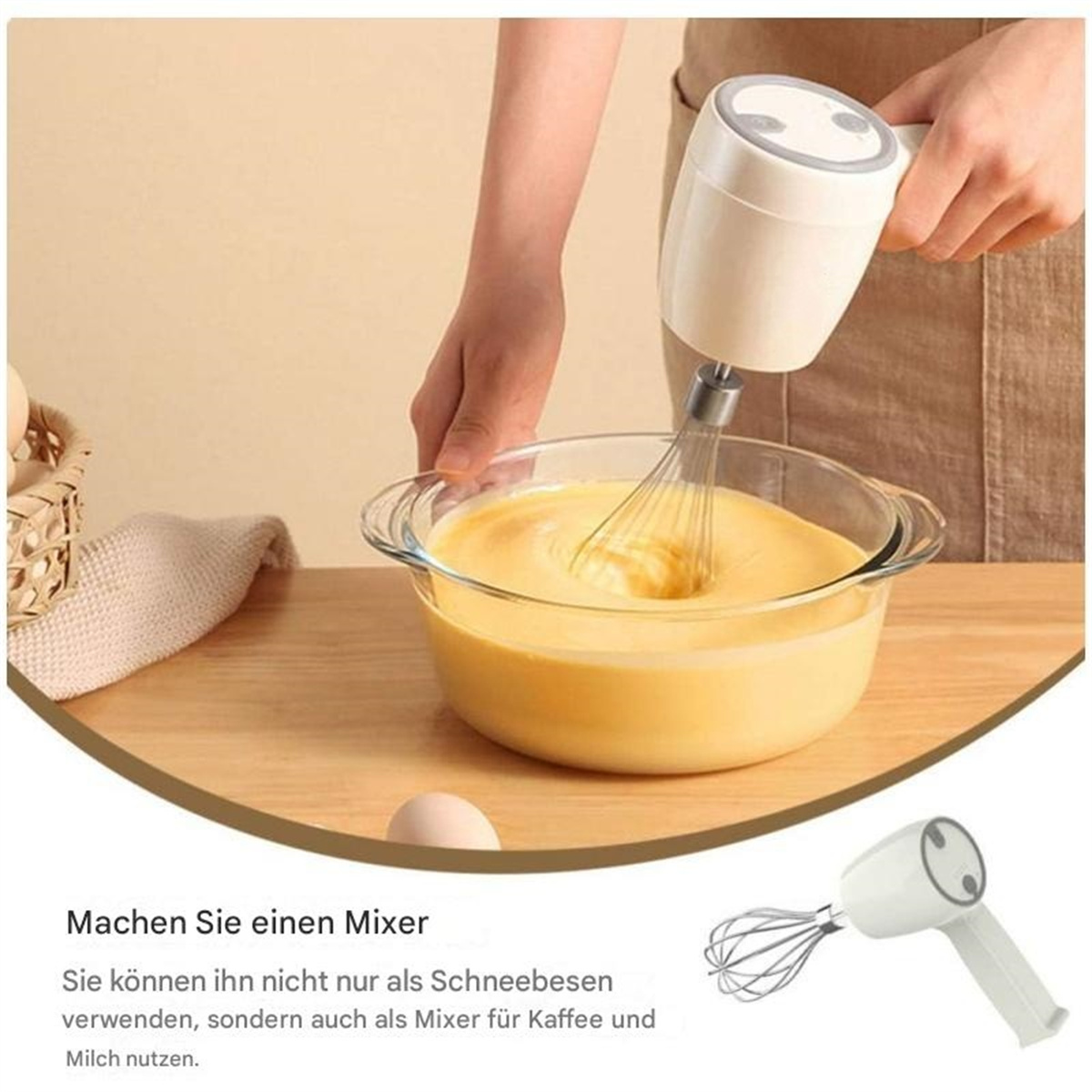 Handmixer verrührt gelbe Flüssigkeit in Glasschüssel, Ei auf Tisch.