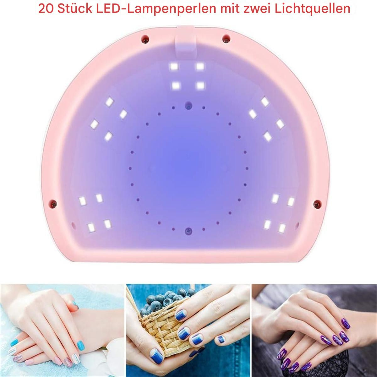 Eine Person, die einen Handmixer verwendet, um Eier in einer Glasschüssel zu verrühren.
