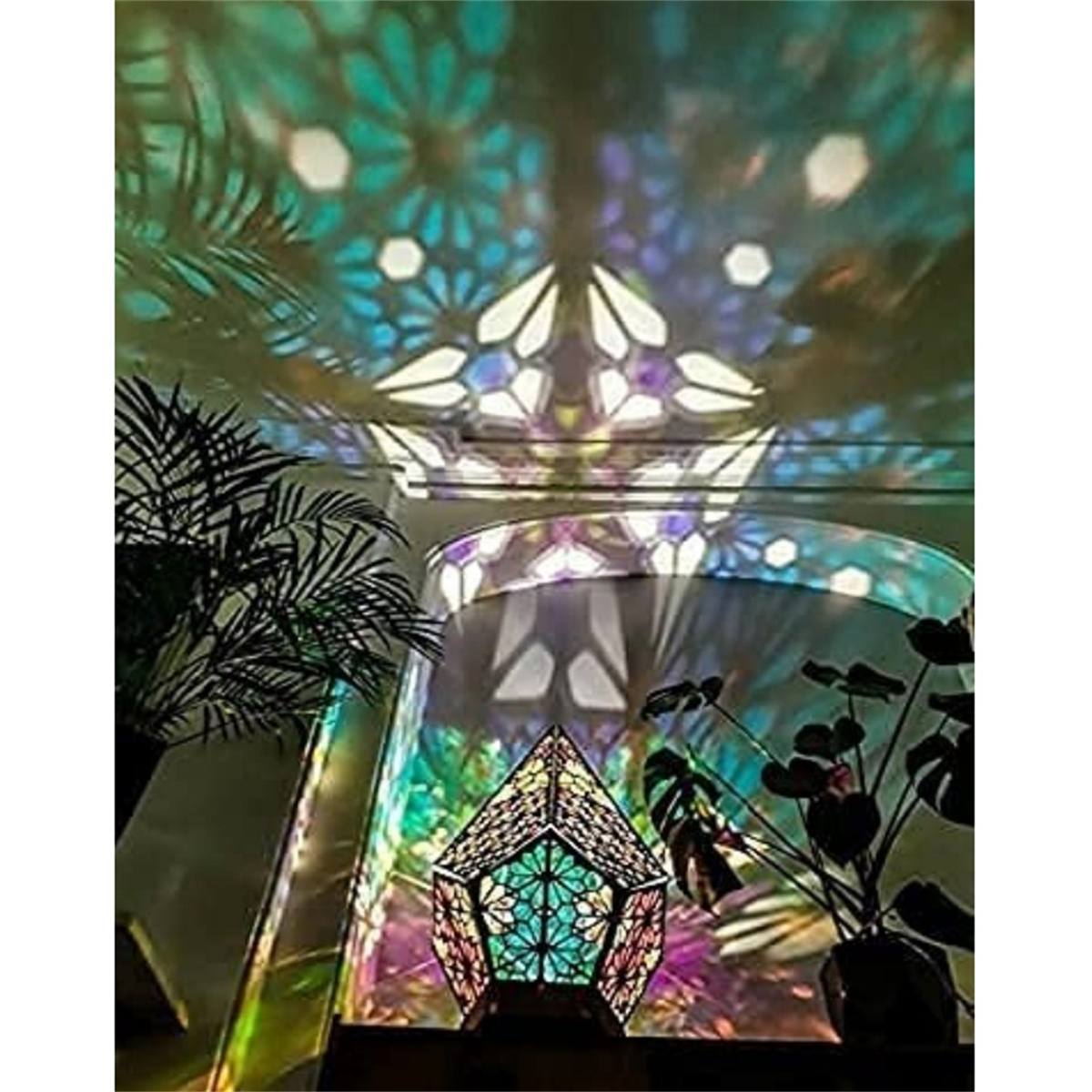 Eine dekorative Lampe, die farbenfrohe Lichtmuster an Decke und Wänden in einem Raum projiziert.