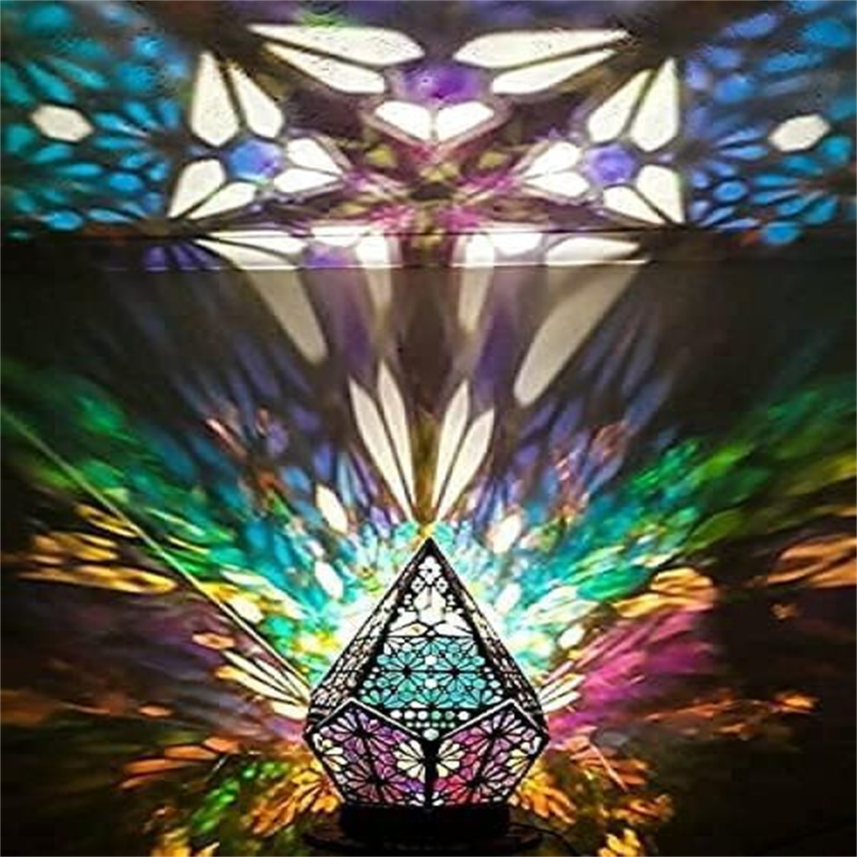 Eine geometrische Lampe projiziert farbenfrohe Lichtmuster. Das Licht erzeugt eine lebendige, mehrfarbige Anzeige.