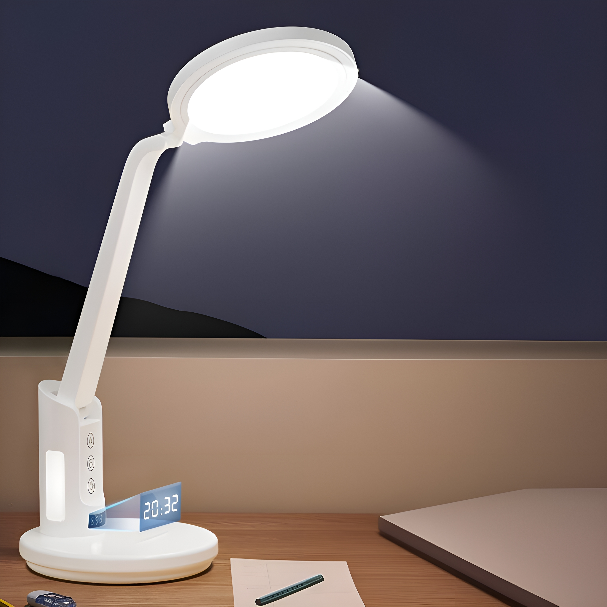 Weiße Schreibtischlampe mit verstellbarem Arm und Digitaluhr, die Licht auf eine Holzoberfläche wirft.