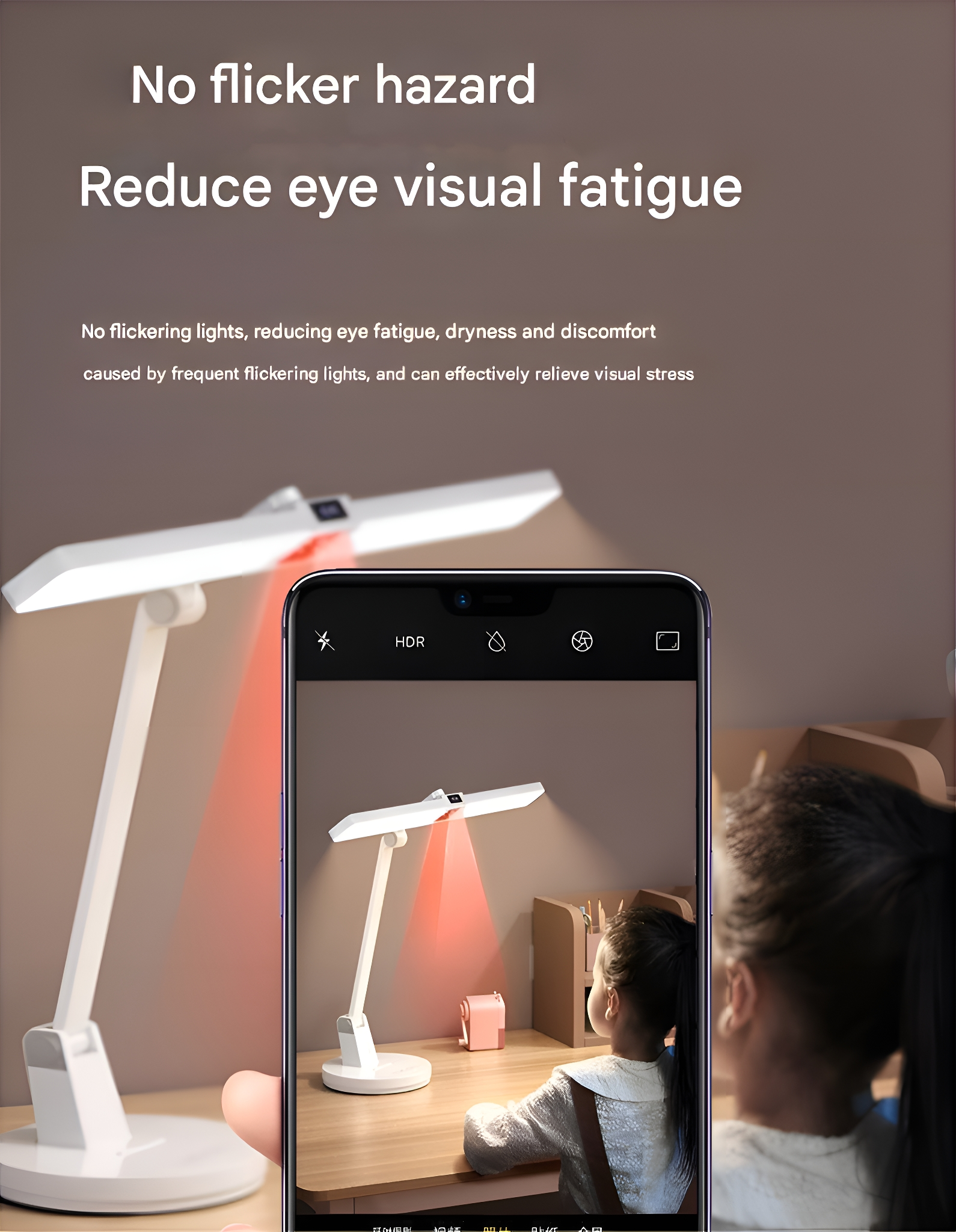 Eine Schreibtischlampe wird mit einem Telefon fotografiert, das das rote Leuchten des Lichts zeigt. Eine Person ist im Hintergrund.