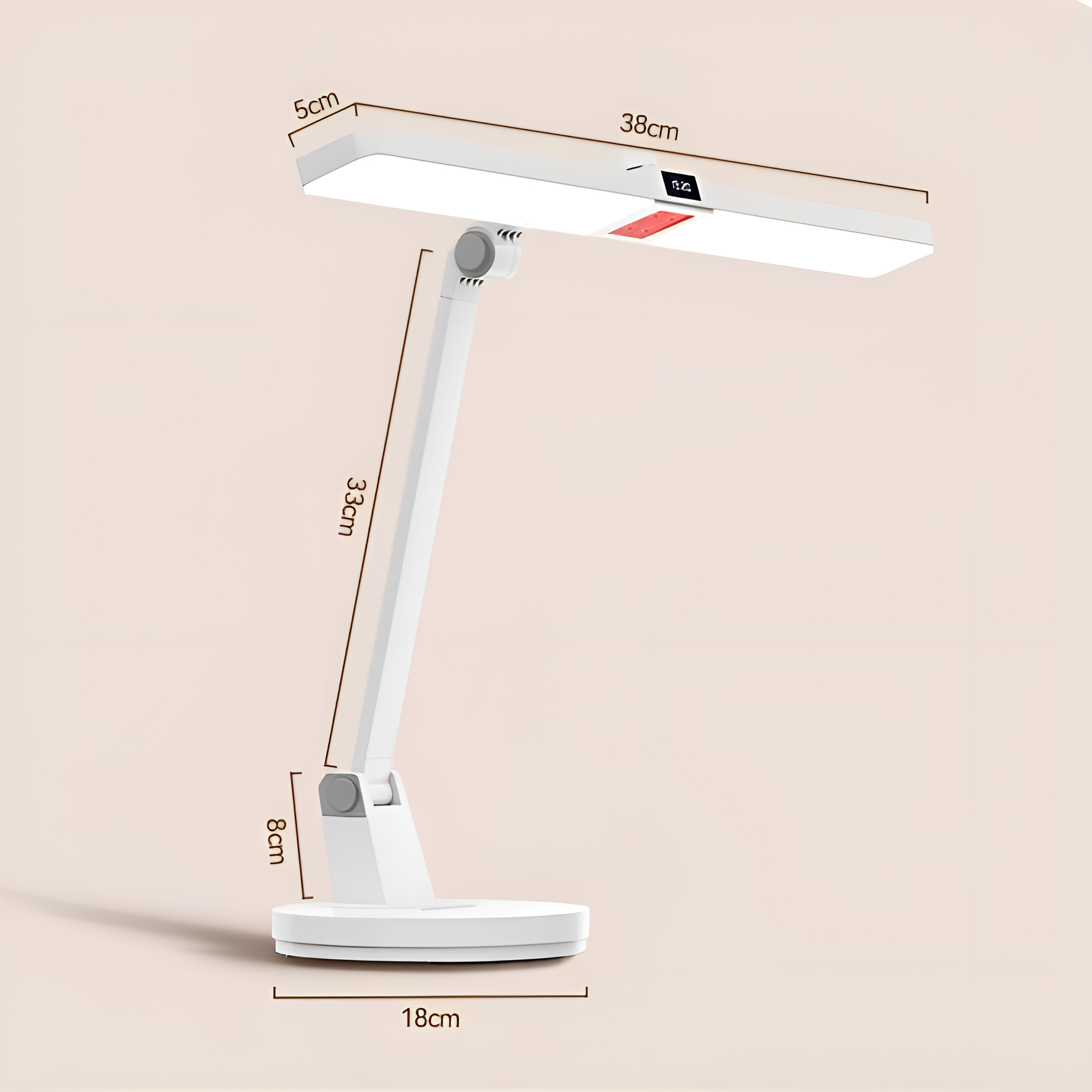 Weiße Schreibtischlampe, verstellbar, mit Maßen. Lampe hat Digitalanzeige, Abmessungen gezeigt.