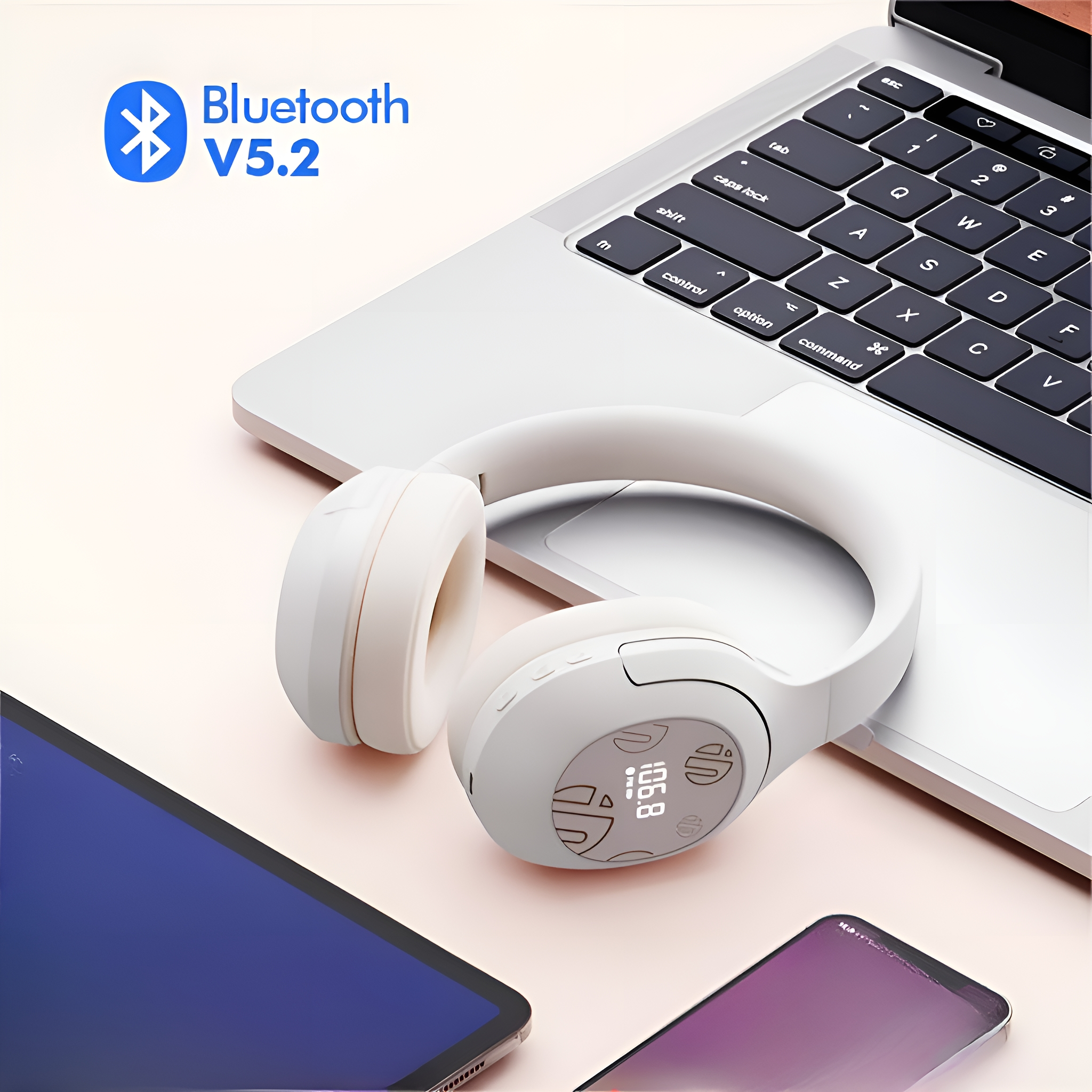 Ein Paar weißer Kopfhörer auf einem Laptop, neben einem Tablet und einem Smartphone, mit Bluetooth V5.2 angezeigt.