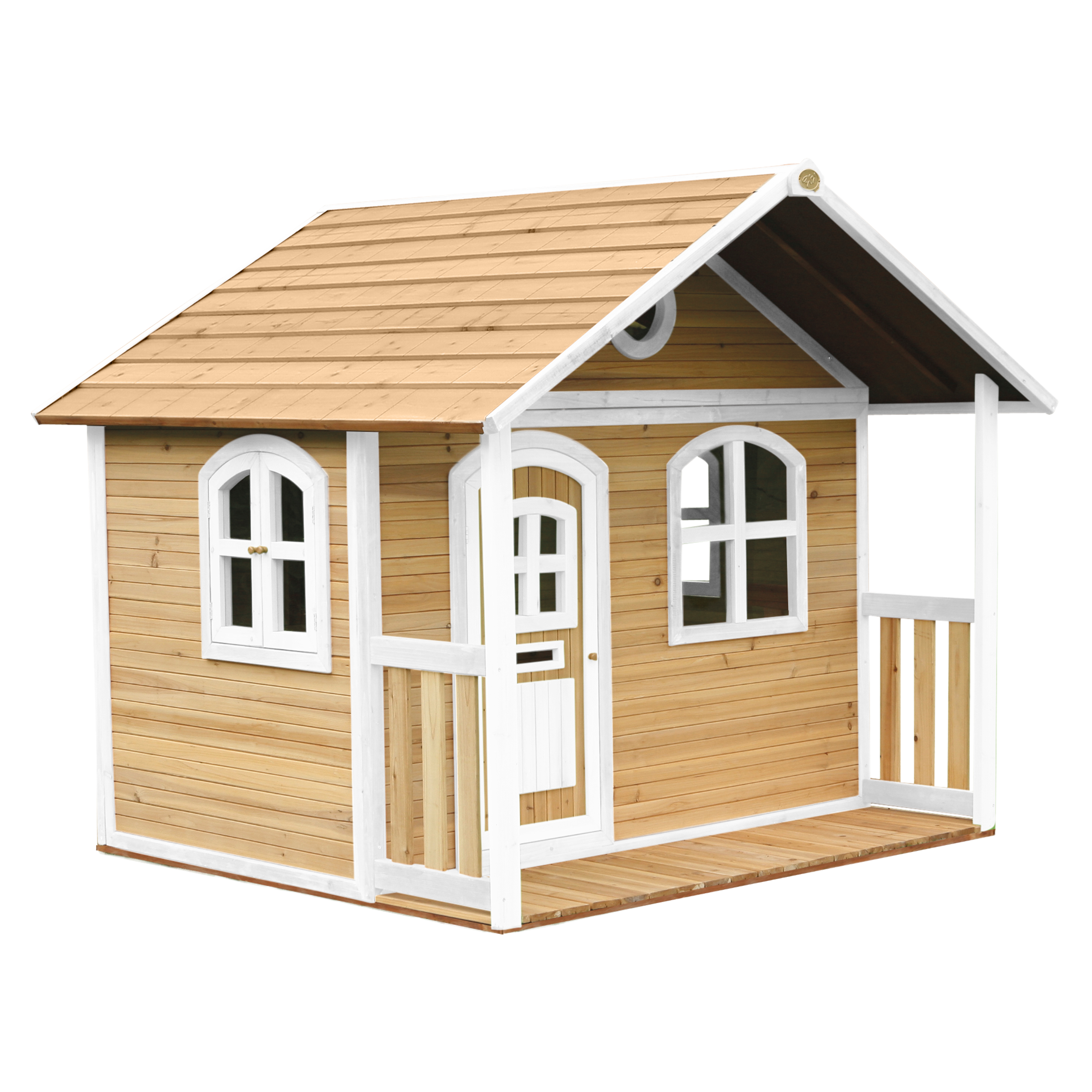Ein kleines Spielhaus aus Holz mit Veranda, Fenstern und einer Tür. Es steht vor weißem Hintergrund.