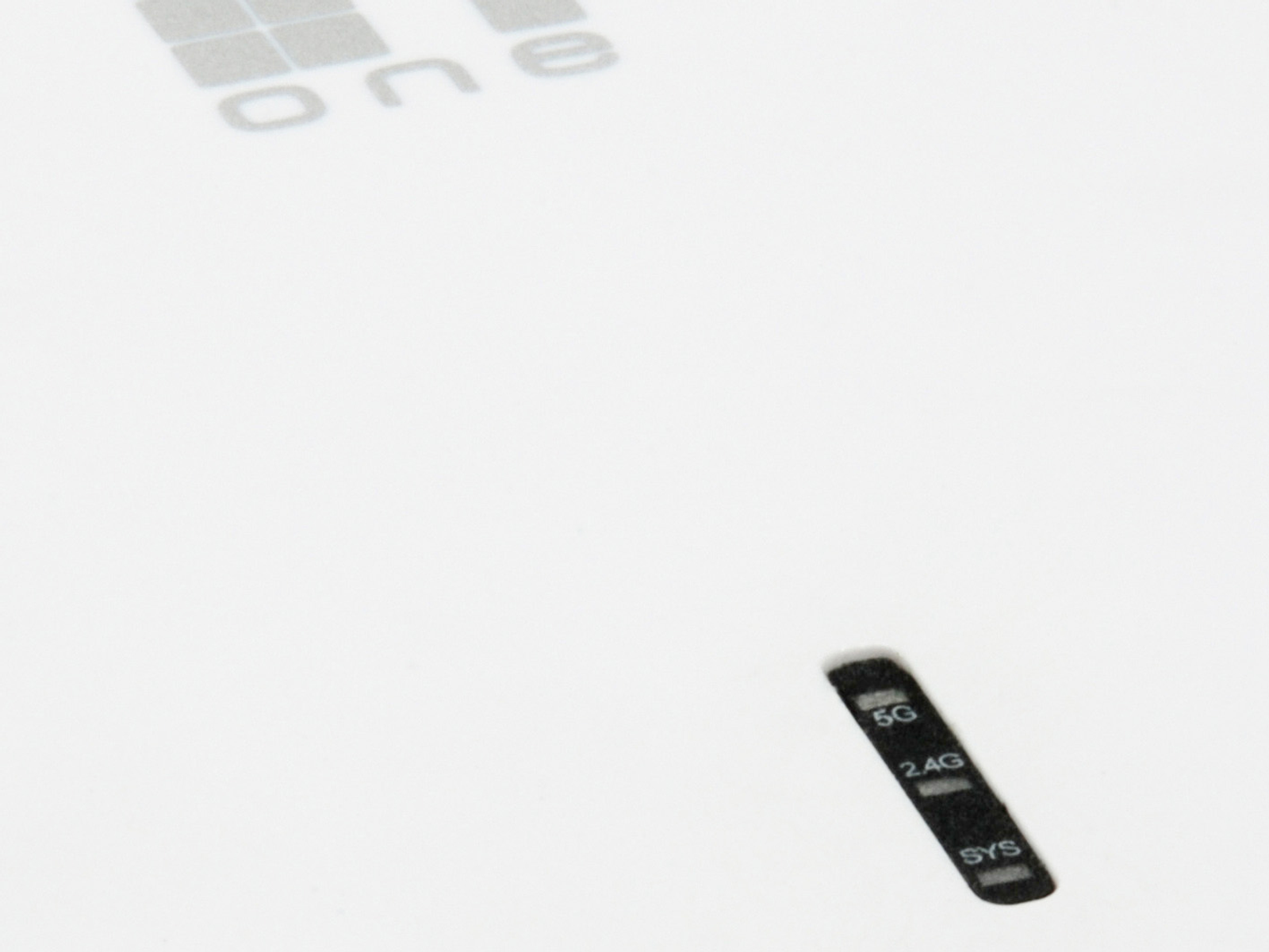 Router blanco con logo 'one'. Indicadores 5G, 2.4G y SYS. El fondo es blanco.