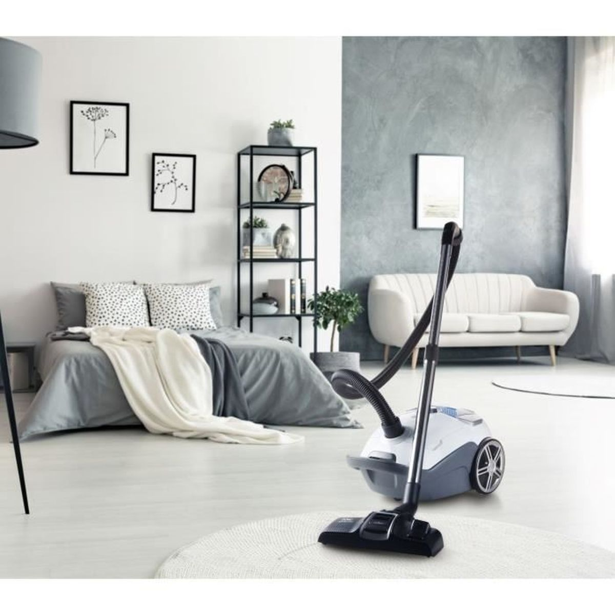 Salon z odkurzaczem, łóżkiem, sofą i dekoracjami, czyste wnętrze.