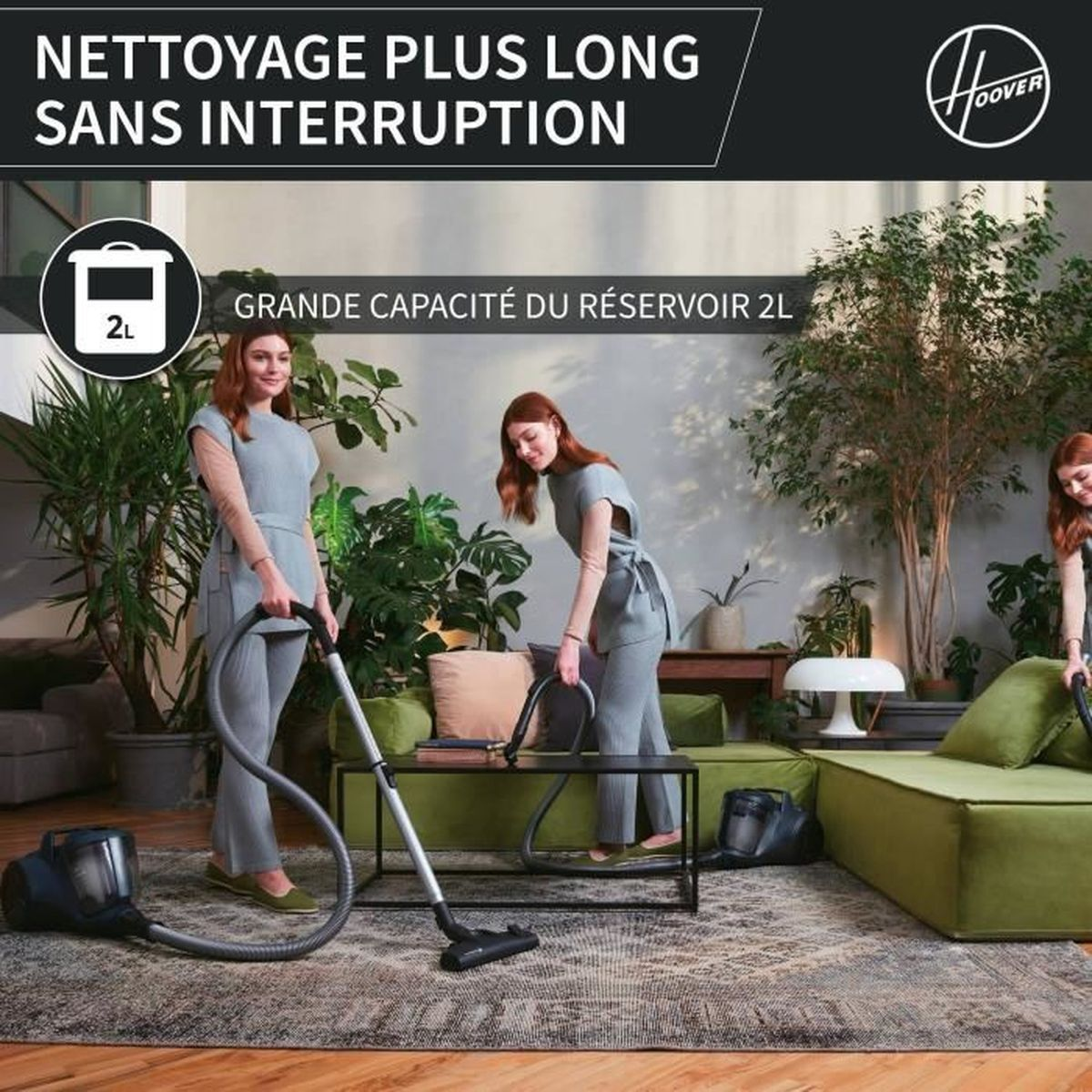 Ludzie odkurzają dywan w salonie. Widoczny tekst po francusku, pojemnik 2L i rośliny.