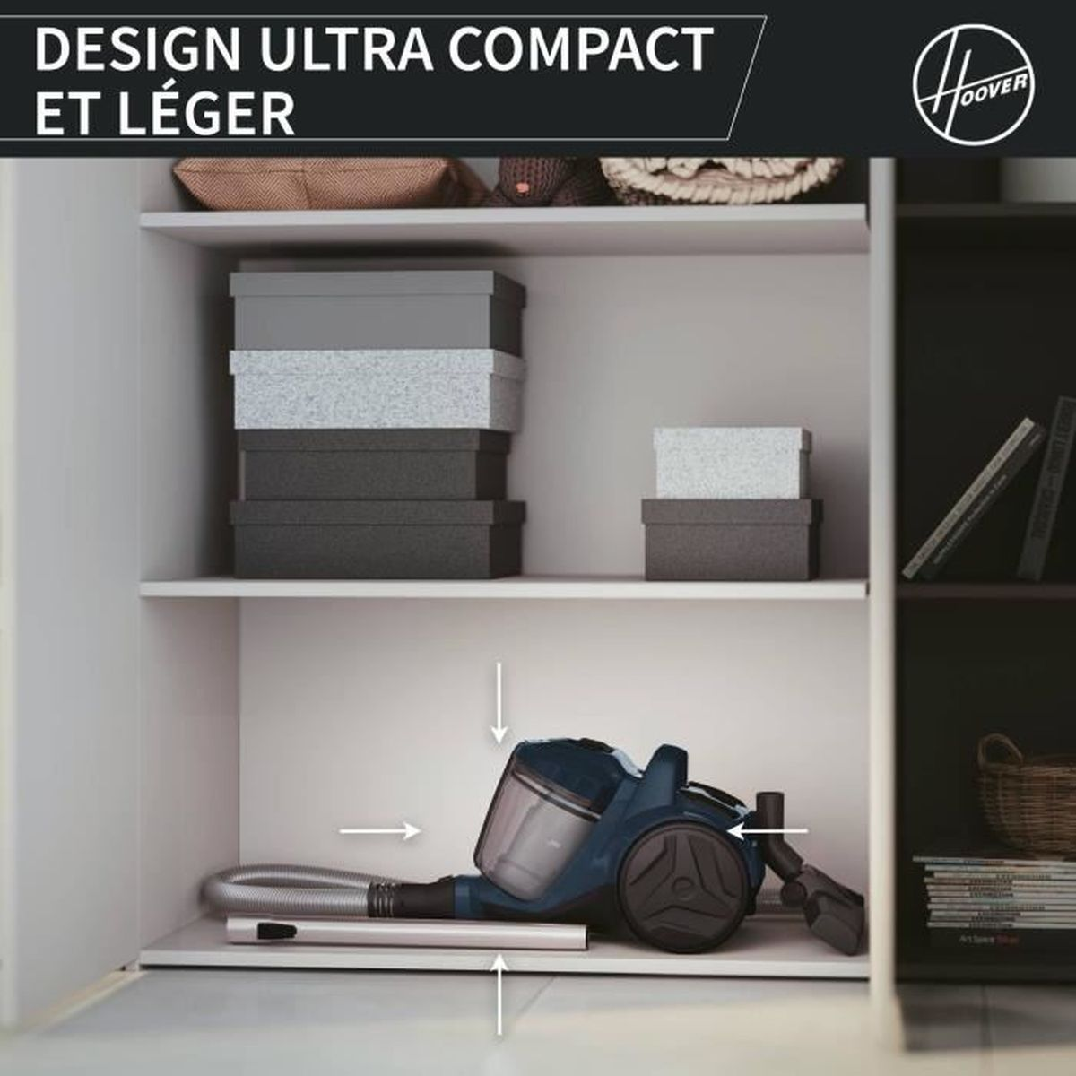 Odkurzacz w szafce. Biała szafka, odkurzacz i pudełka. Ciemne tło.