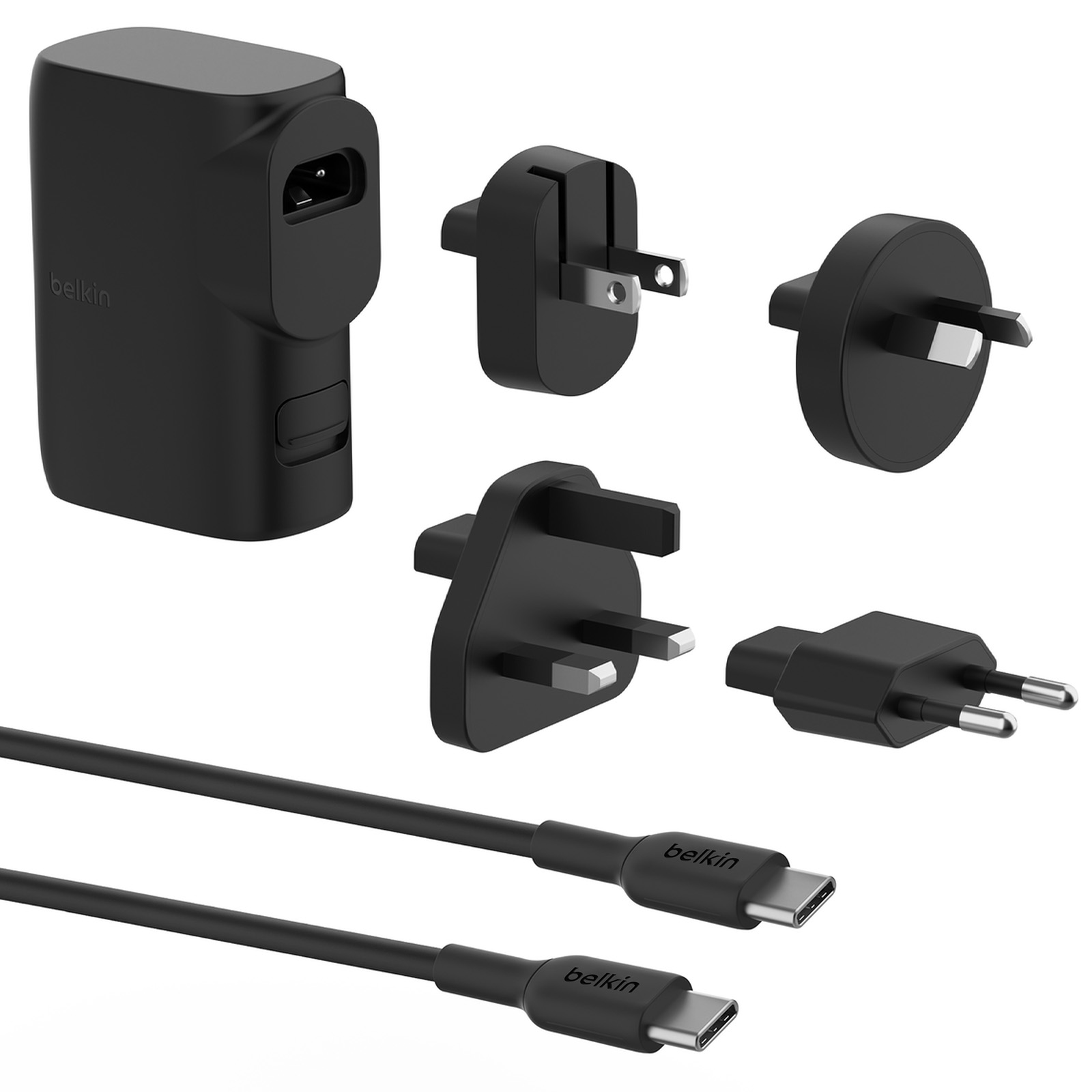Adattatore di alimentazione nero con spine intercambiabili e cavo USB-C su sfondo bianco.