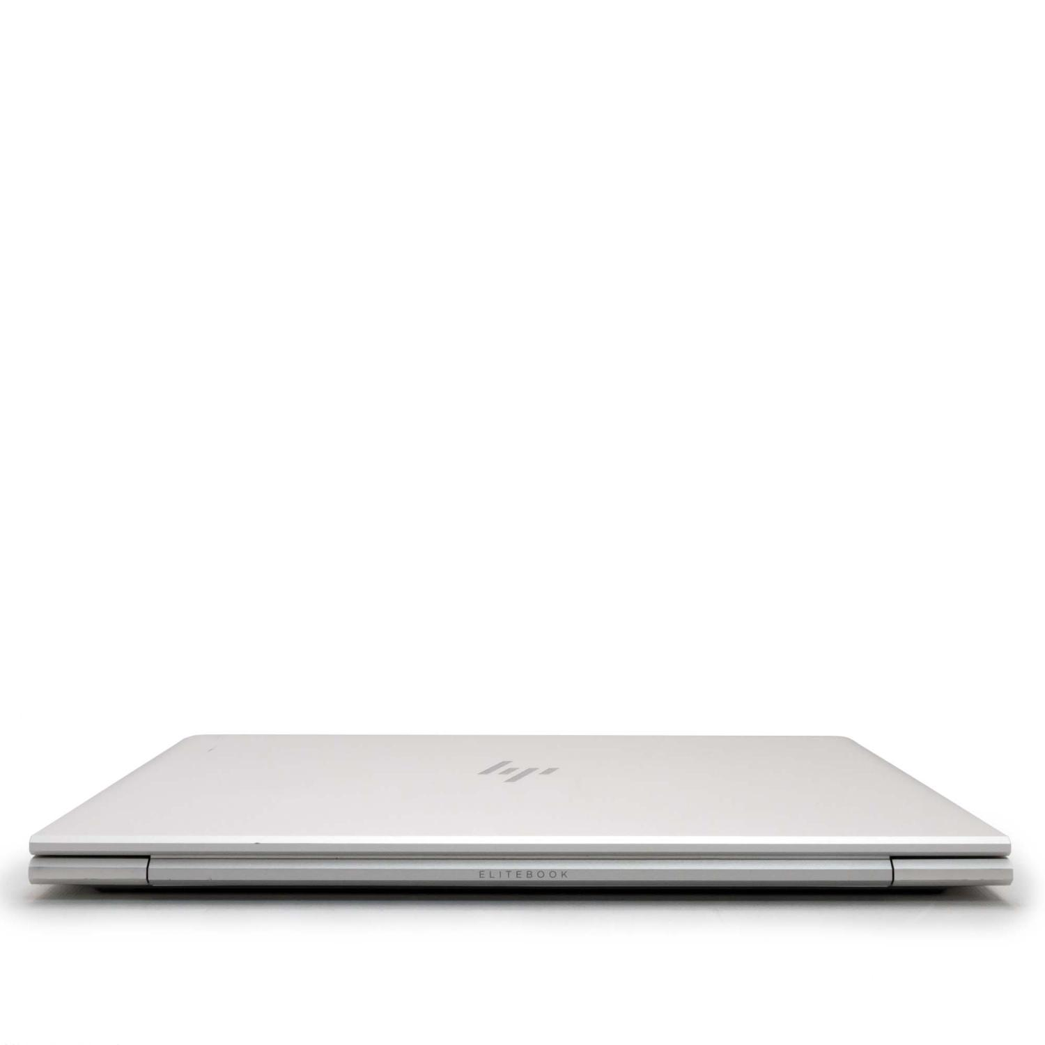 Silberner Laptop, geschlossen auf weißer Oberfläche, isoliert auf weißem Hintergrund. Ansicht von oben.