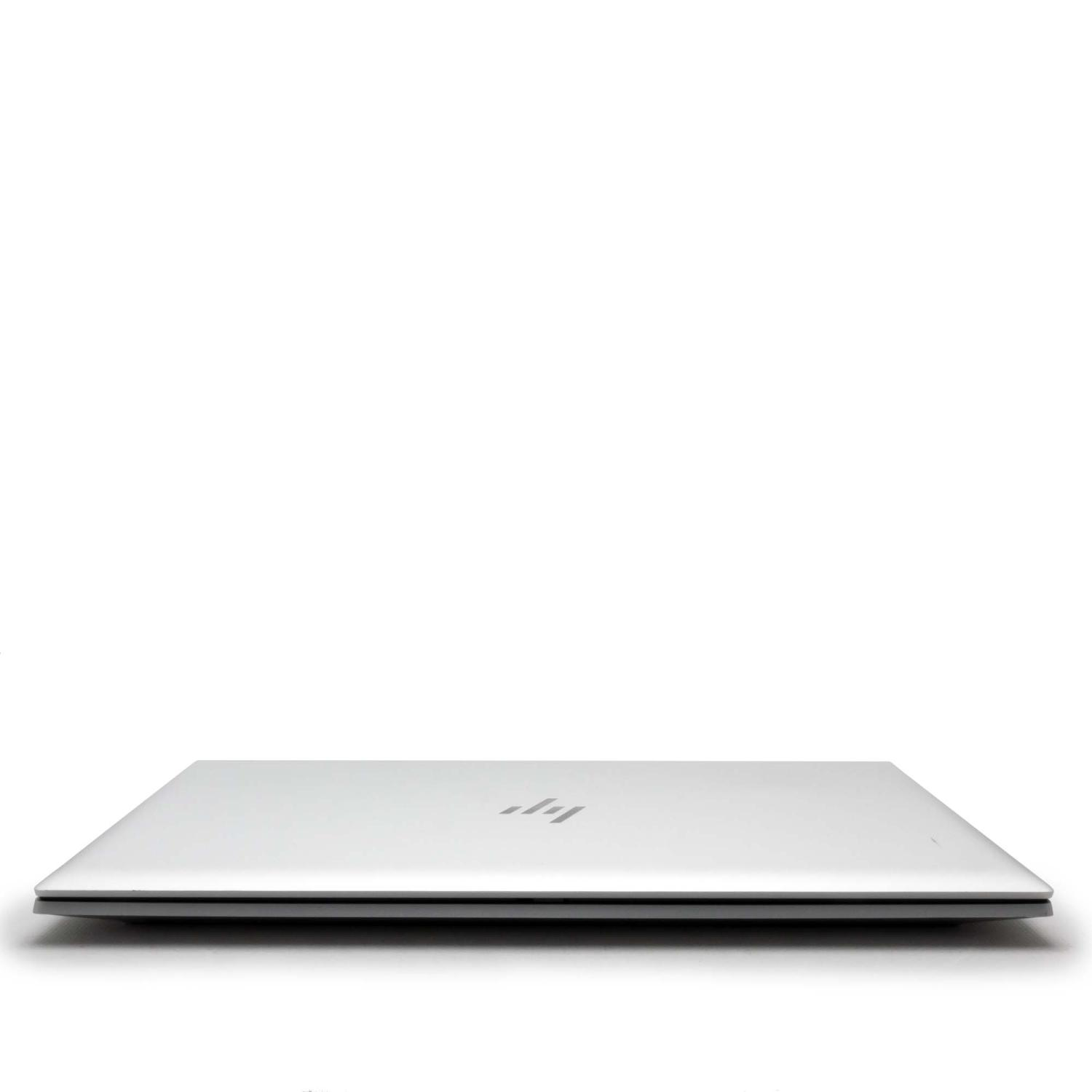 Ein geschlossener silberner Laptop auf weißem Hintergrund, mit dem HP-Logo auf der Oberseite.