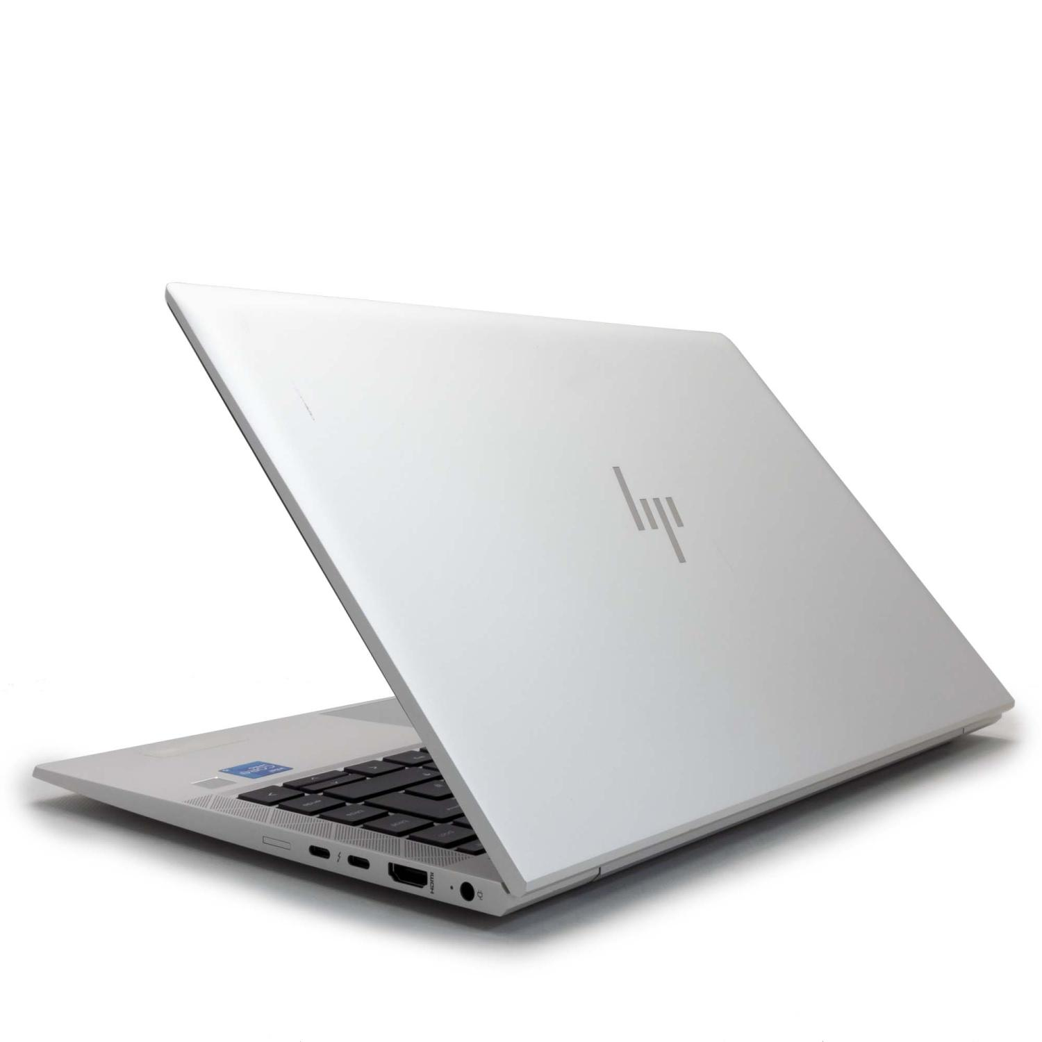 Silberner HP Laptop, geöffnet, abgewinkelt, weißer Hintergrund. Schwarze Tastatur, HP-Logo.