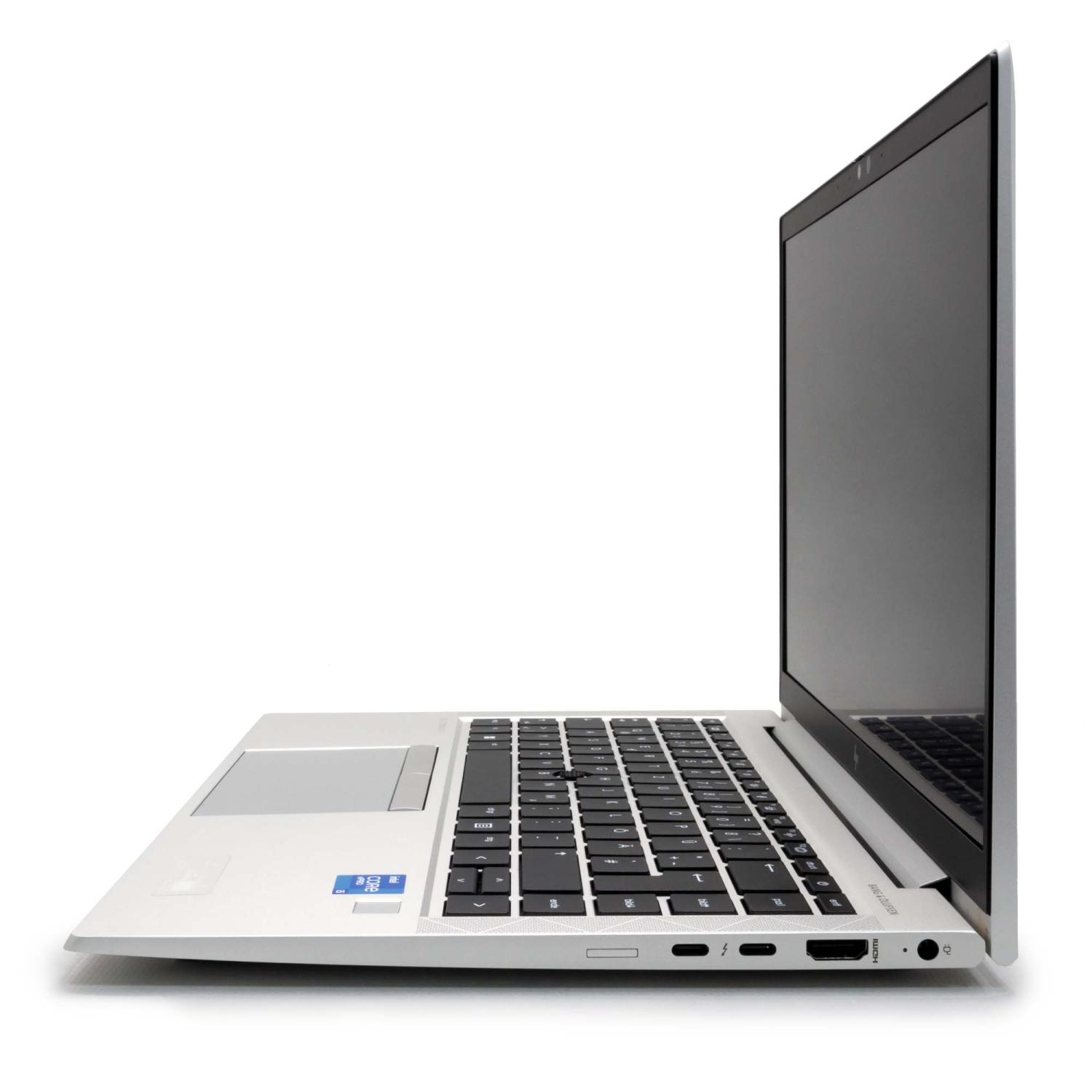 Ein weißer Laptop, Seitenansicht, mit schwarzem Bildschirm und Tastatur, auf Weiß.