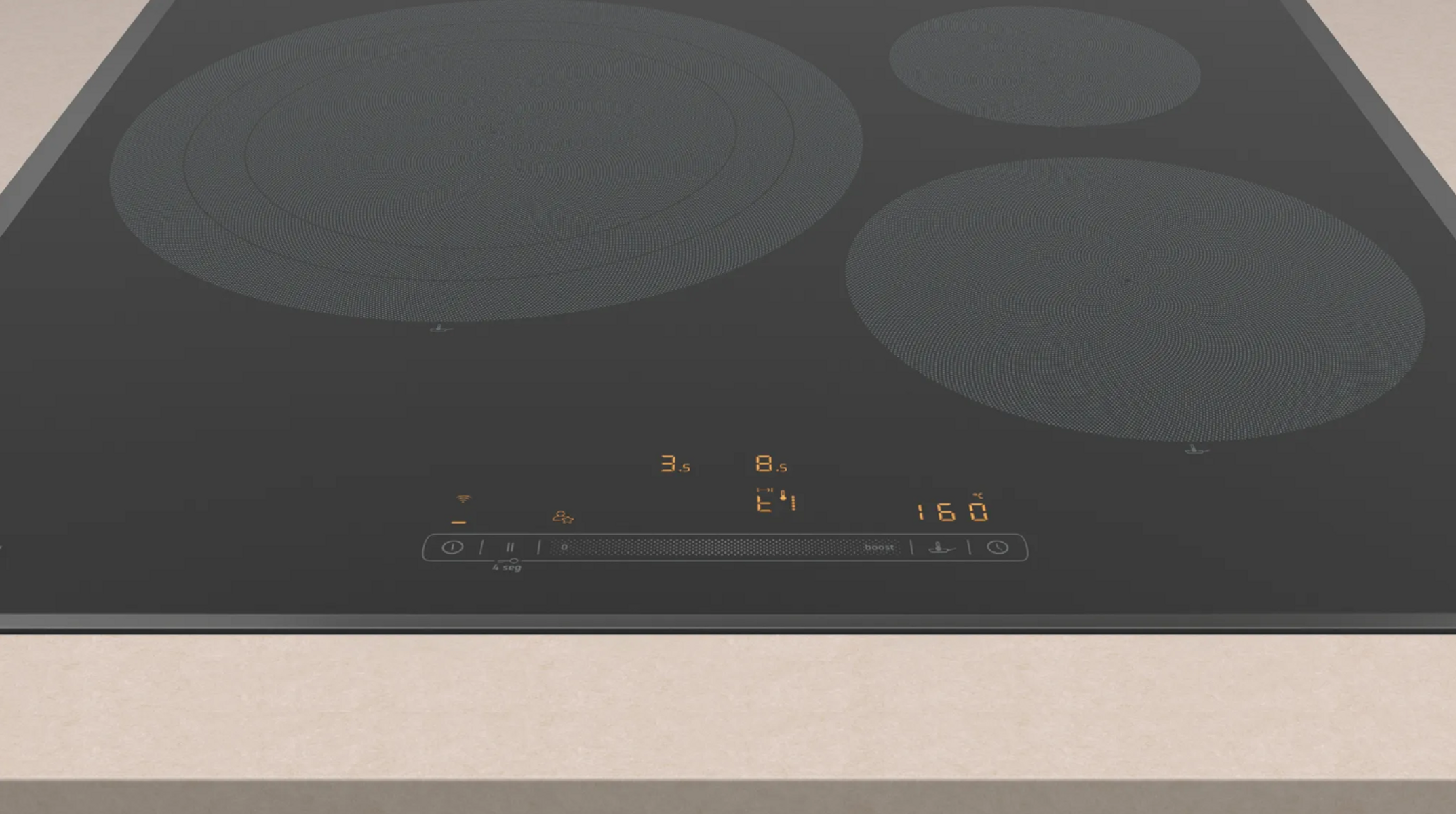 Czarna płyta indukcyjna z trzema okrągłymi strefami gotowania, wyświetlaczem cyfrowym. Beżowa powierzchnia.