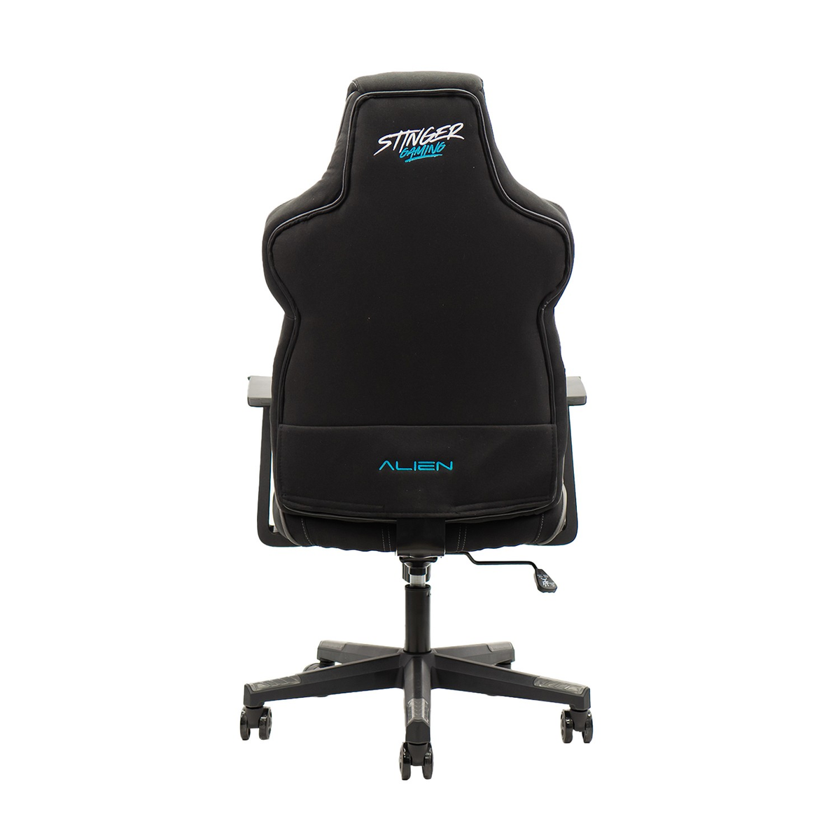 Schienale della sedia da gaming. Nera con dettagli blu, il marchio è Alien. Lo schienale ha 'Stinger Racing'.