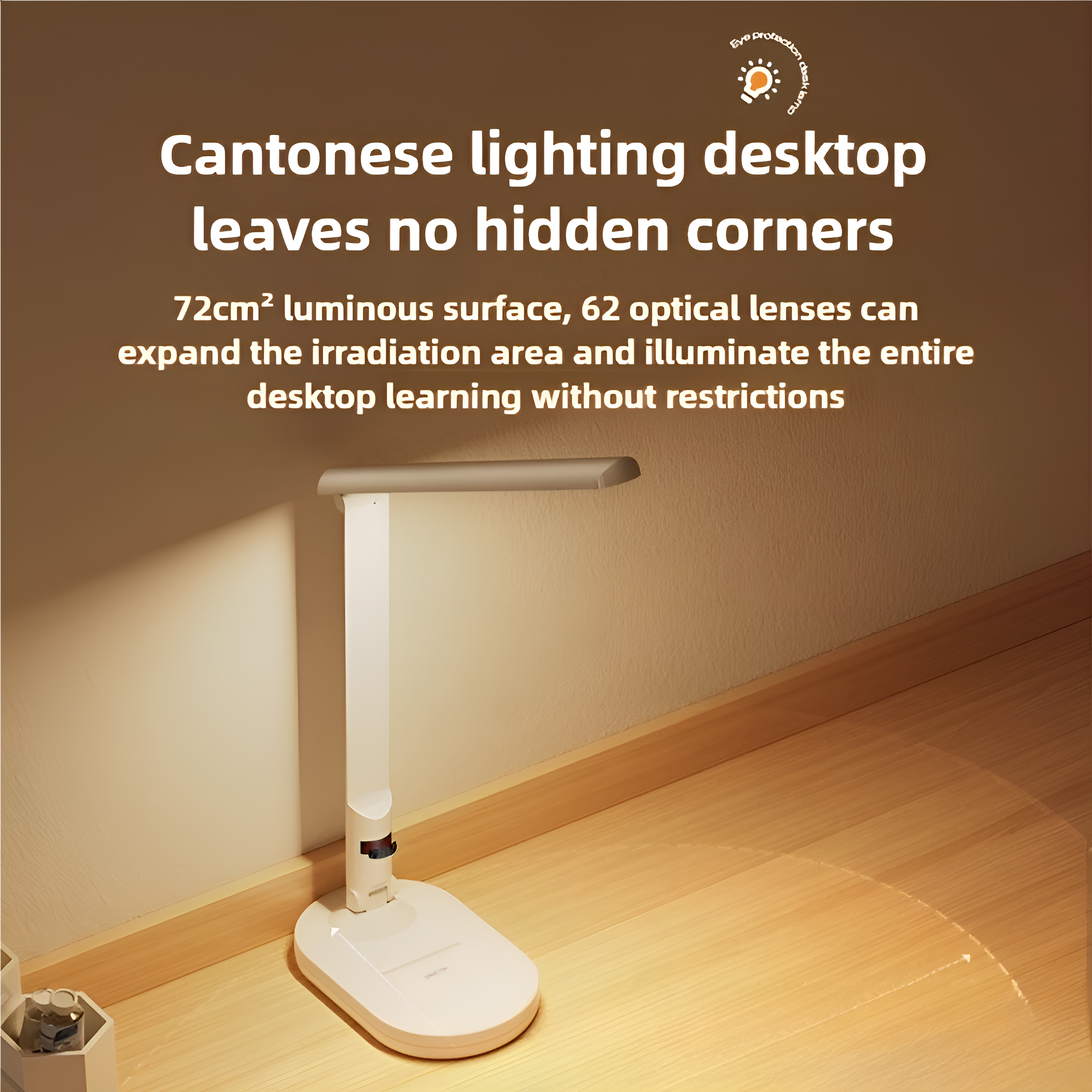 Eine weiße Schreibtischlampe beleuchtet einen Holzboden. Text bewirbt die Funktionen der Lampe: 72cm² Leuchtfläche.