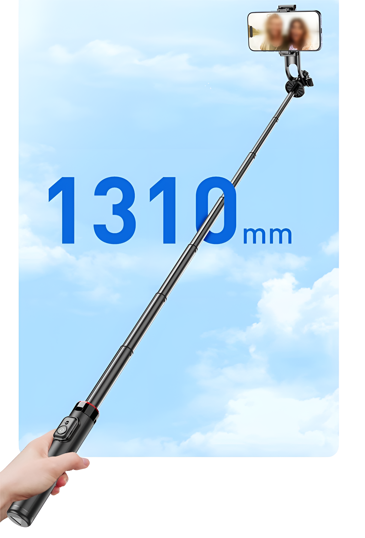 Ein Selfie-Stick, der ausgefahren ist und ein Telefon mit zwei Personen auf dem Bildschirm hält, vor blauem Himmel.