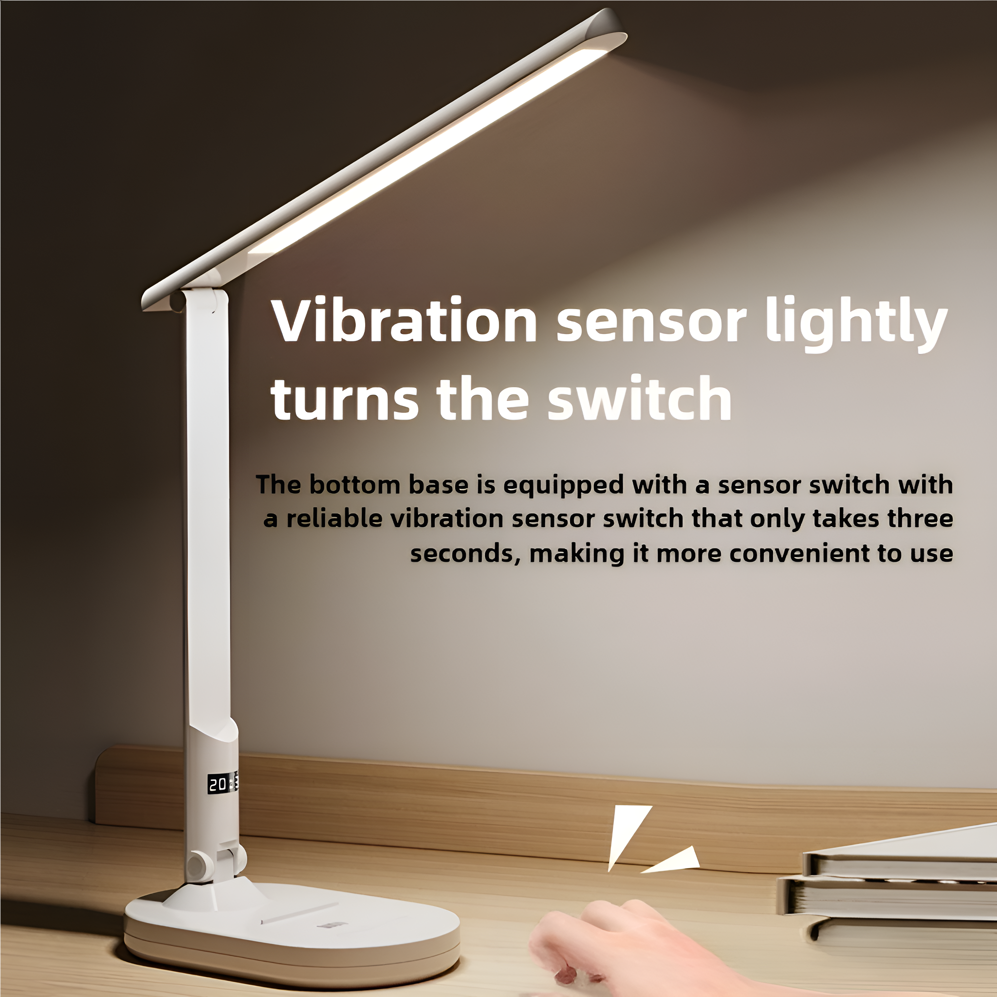 Weiße Schreibtischlampe mit hellem Licht und Digitalanzeige. Hand berührt die Basis.