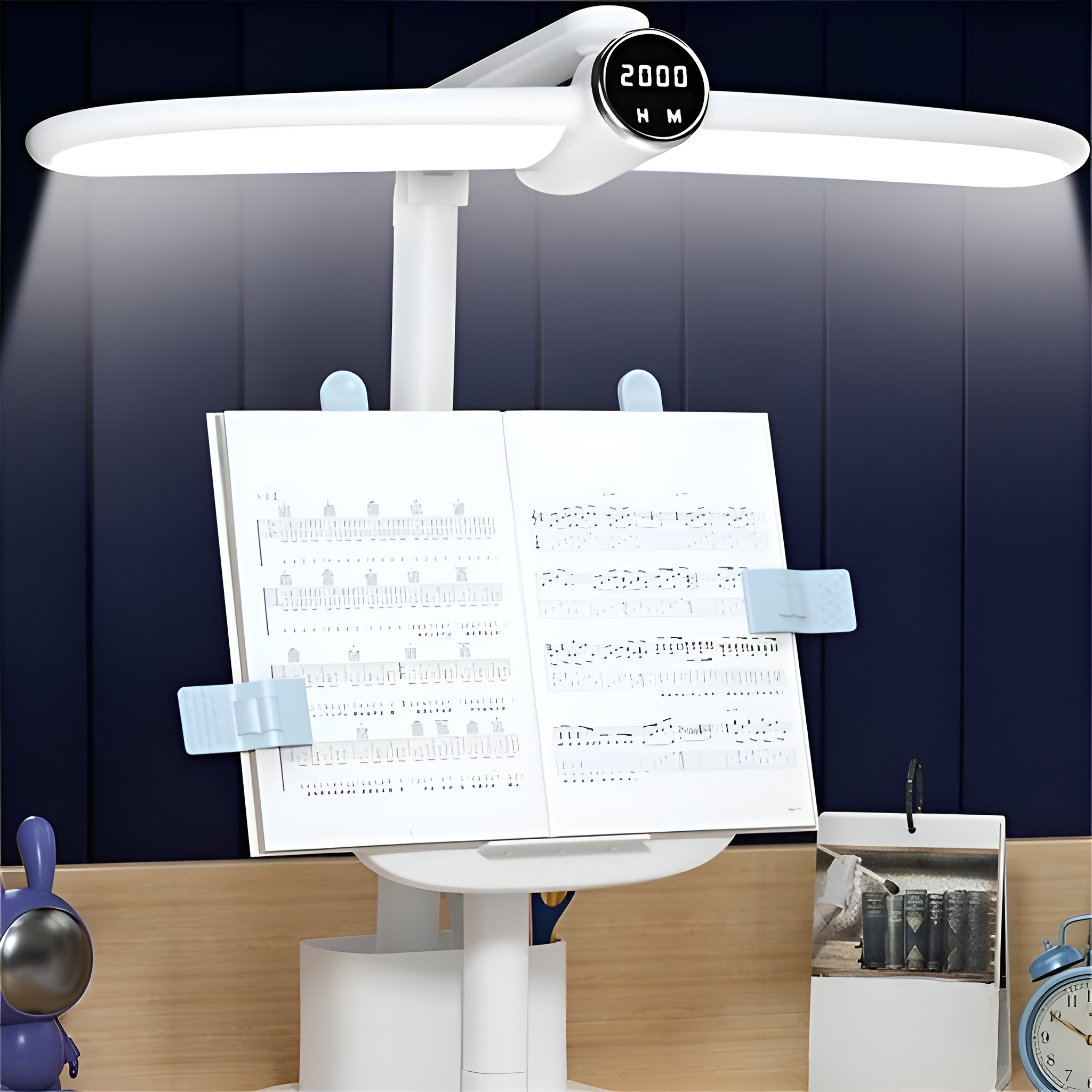 Schreibtischlampe mit Notenhalter und Digitalanzeige. Blaue Klammern halten das Blatt. Der Hintergrund ist eine marineblaue Wand.
