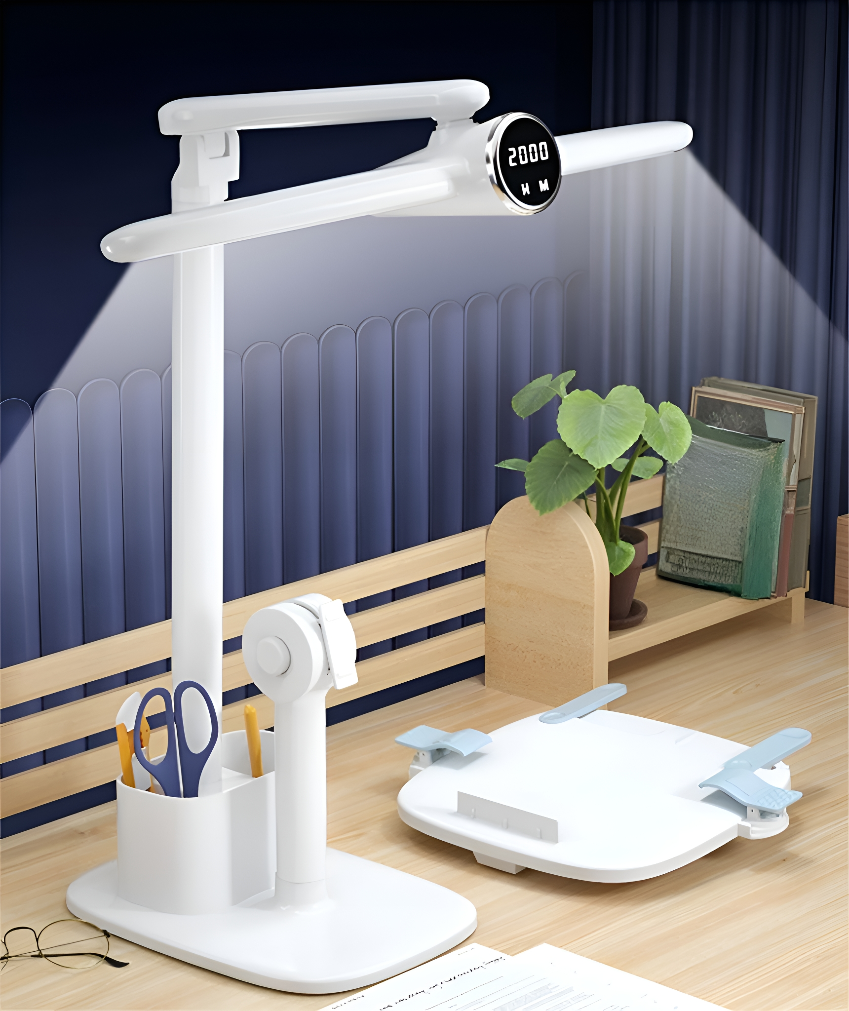 Weiße Schreibtischlampe mit verstellbarem Arm und LED-Anzeige. Schreibtisch enthält Stifte, Schere und Leseständer.