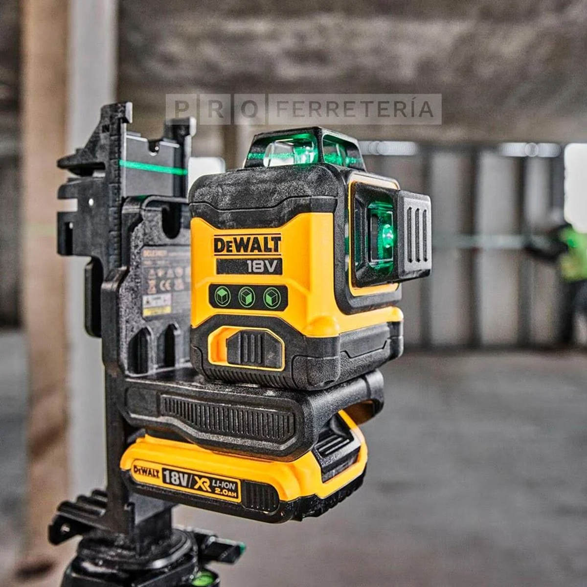 Gelbes und schwarzes DEWALT Laserlevel auf einer schwarzen Halterung, auf einer Baustelle platziert.