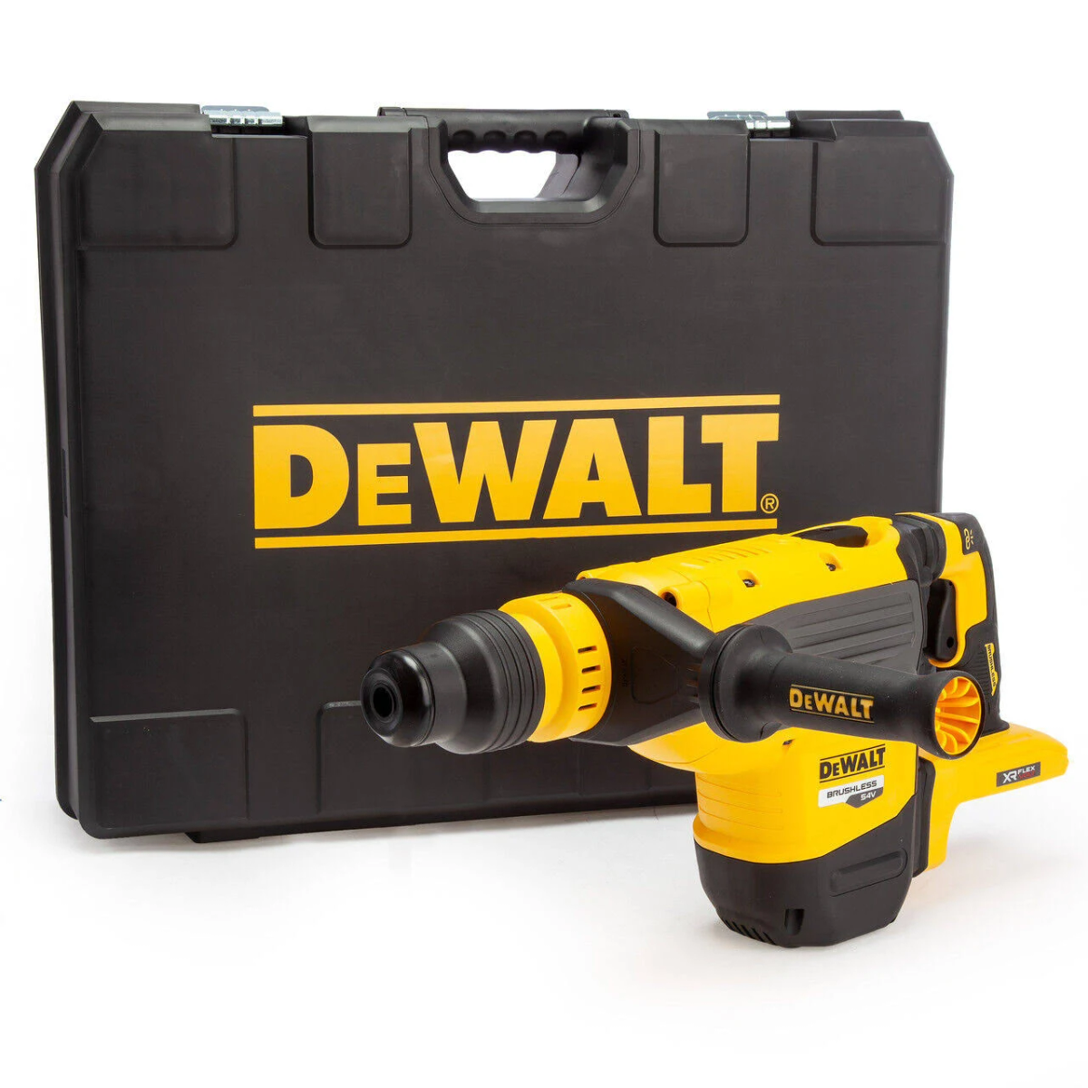 Un martillo perforador Dewalt amarillo y negro y una maleta de transporte sobre fondo blanco.