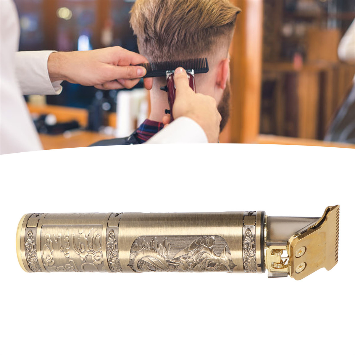 Haarschneider wird von einem Friseur benutzt. Er ist goldfarben mit kunstvollen Designs.