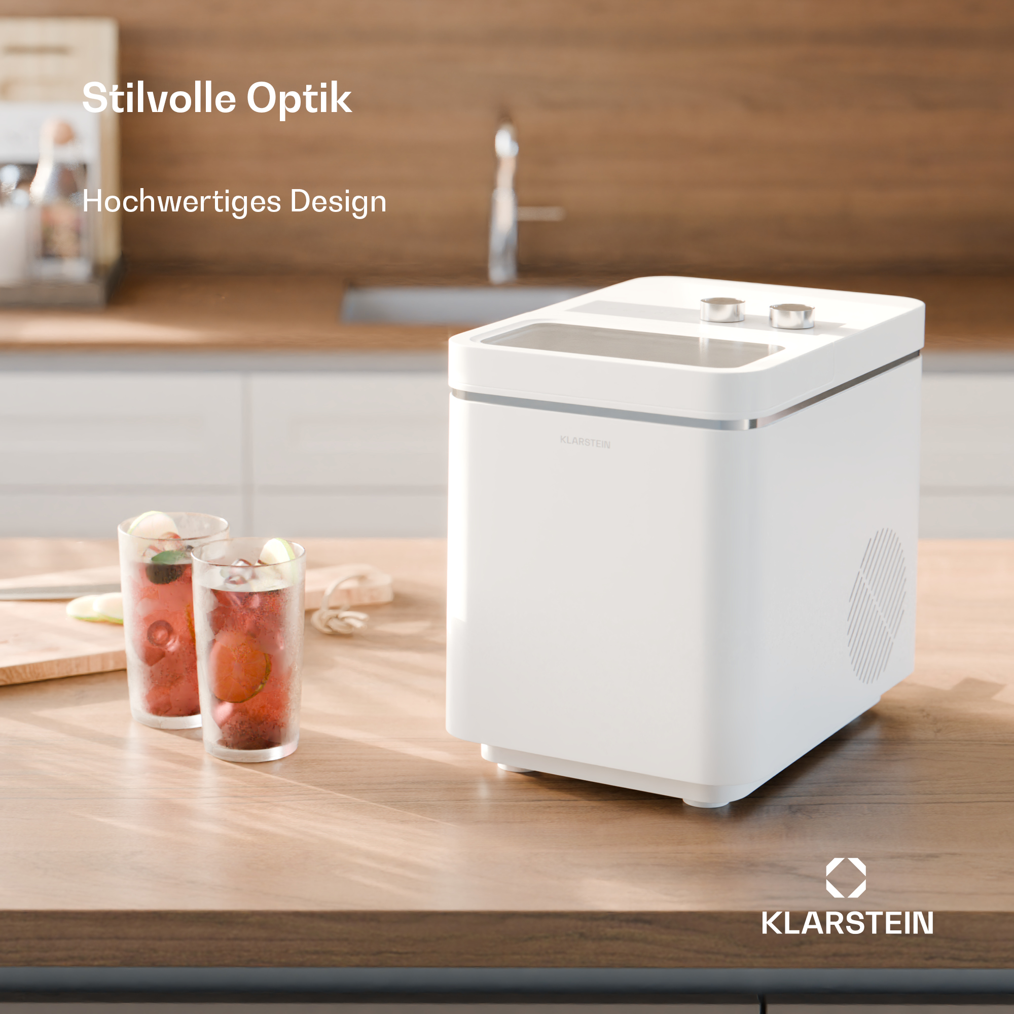 Ein weißer Eisbereiter auf einer hölzernen Arbeitsplatte mit zwei Cocktails. Der Hintergrund ist eine Küche.