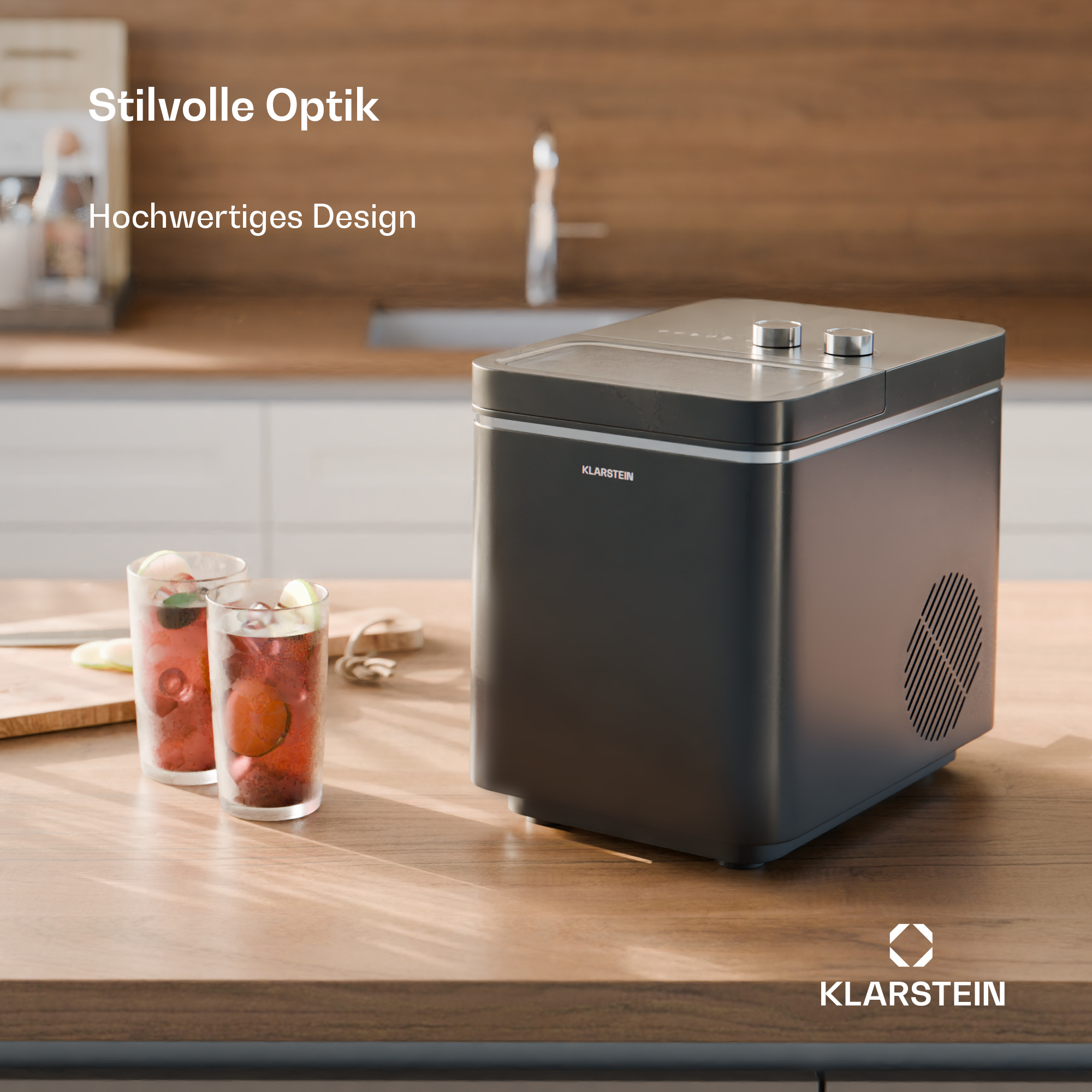 Schwarzer Eisbereiter, zwei Gläser mit Getränken auf Holztisch, Küchenhintergrund.