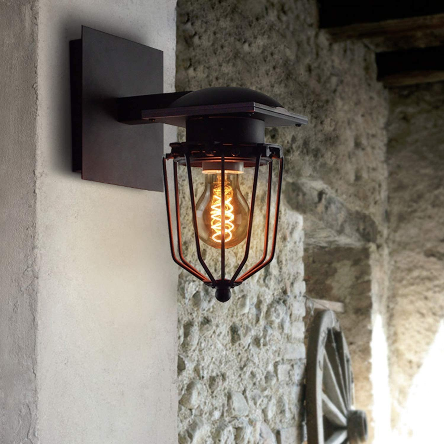 Außenwandleuchte mit Drahtkäfig um eine Edison-Glühbirne.