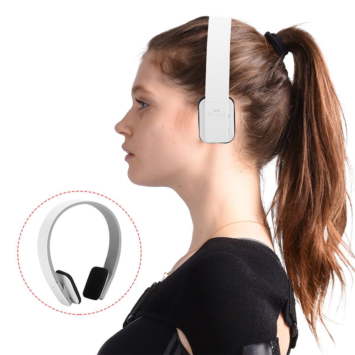 Eine Frau mit einem weißen Headset, das Headset ist abgenommen und zeigt eine zweite Ansicht des Geräts.
