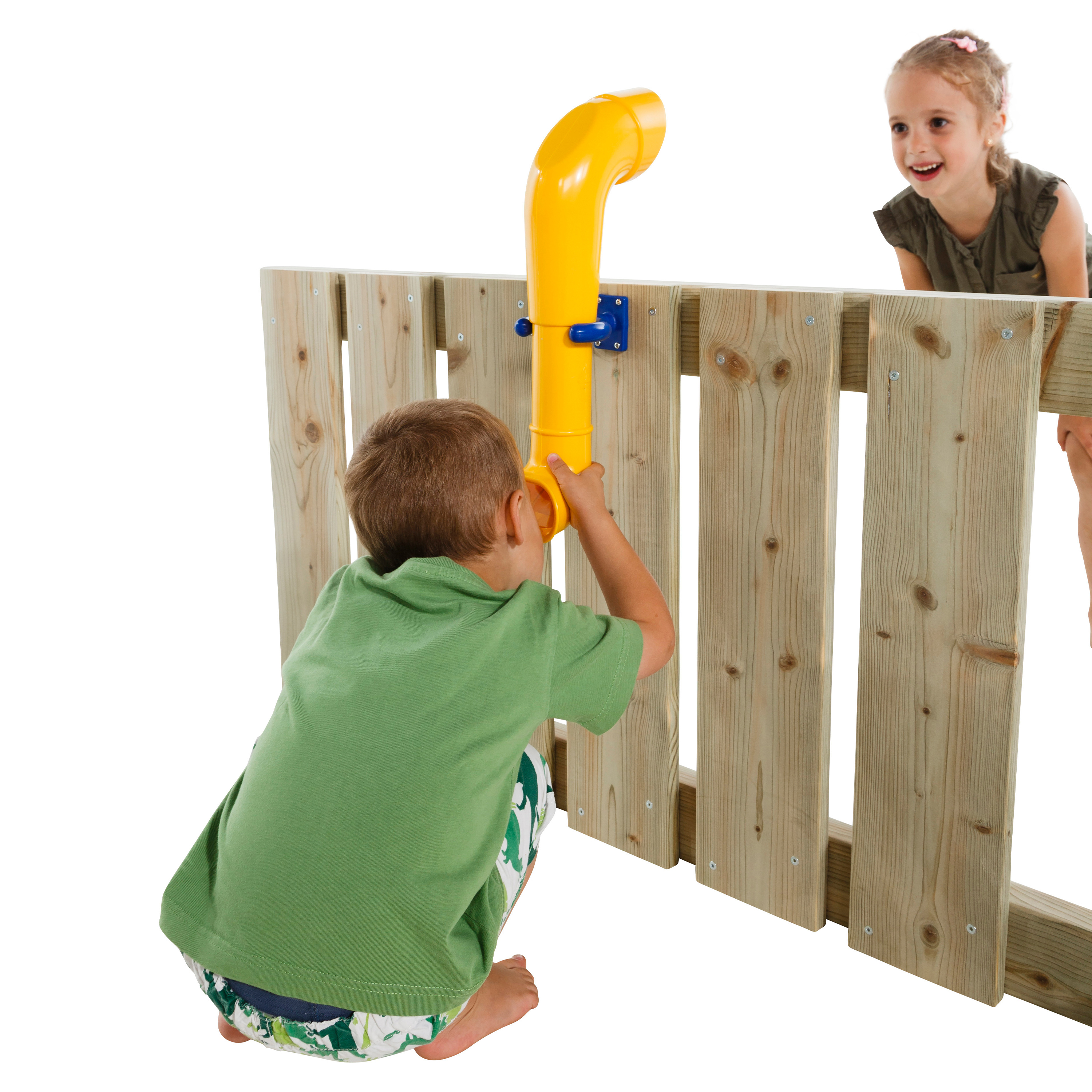 Zwei Kinder spielen mit einem gelben Periskop, das an einem Holzzaun befestigt ist.