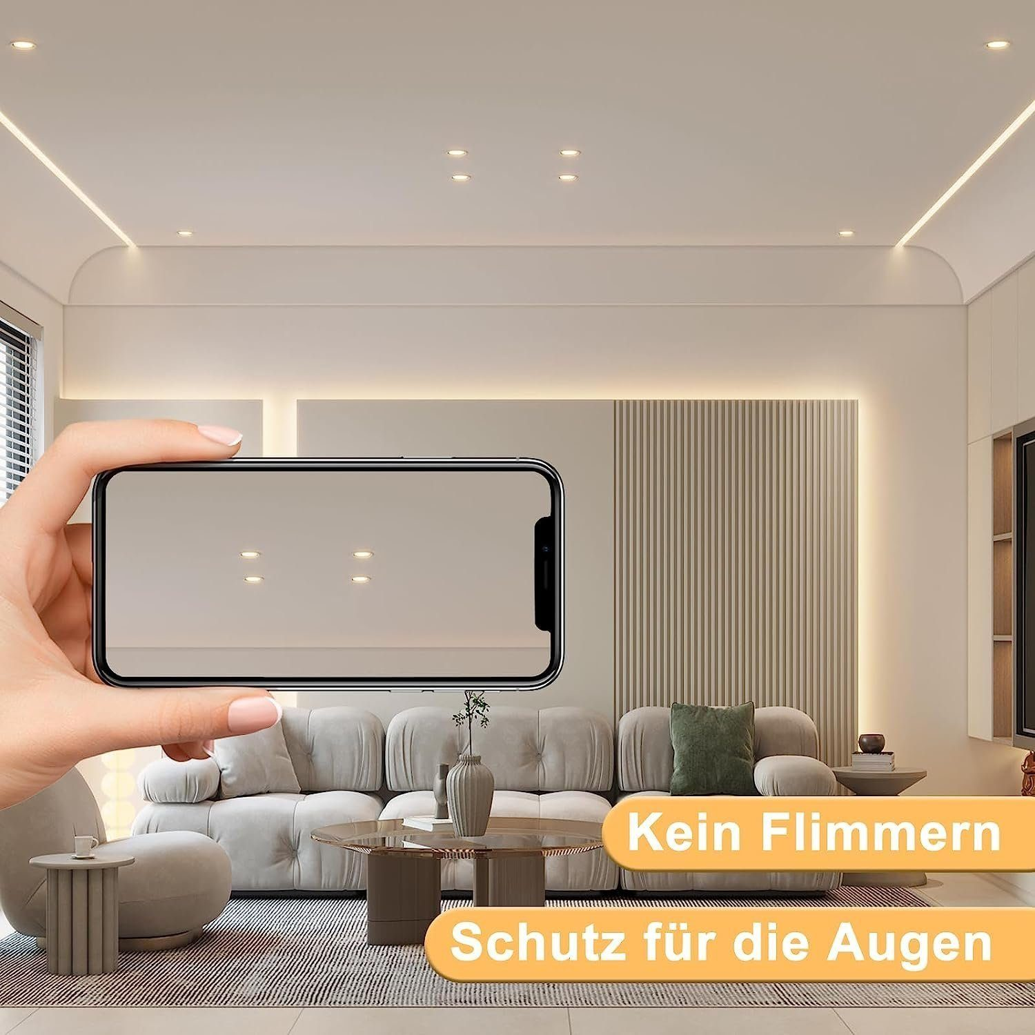 Hand hält Telefon vor einem Wohnzimmer-Interieur.