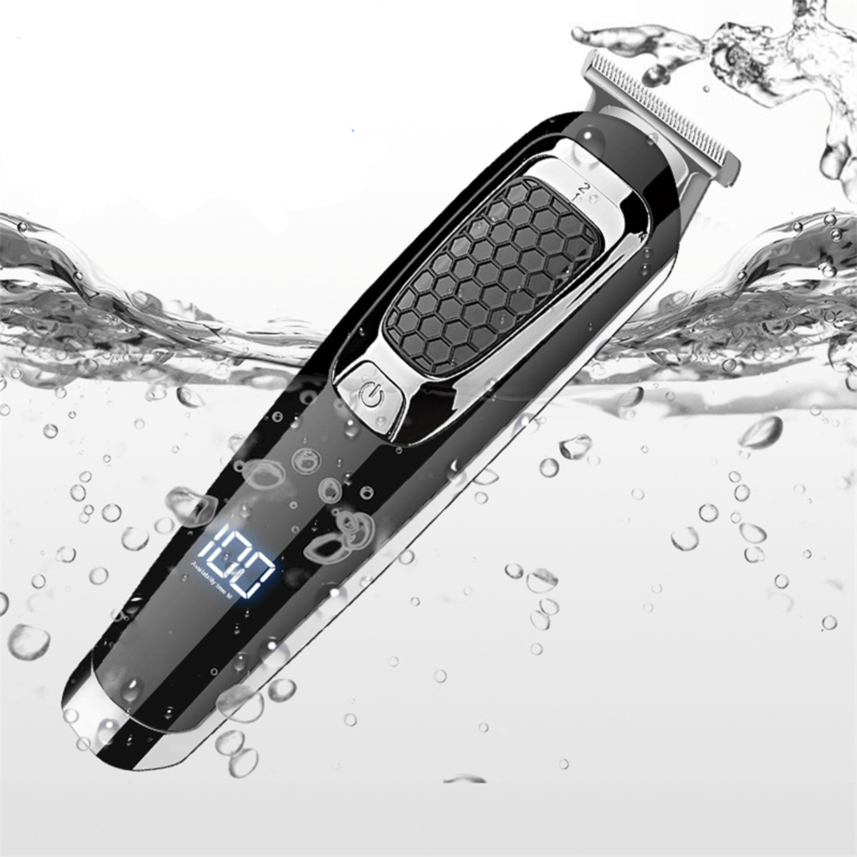 Schwarzer Elektrorasierer mit Digitalanzeige, umgeben von Wassertropfen. Weißer Hintergrund.