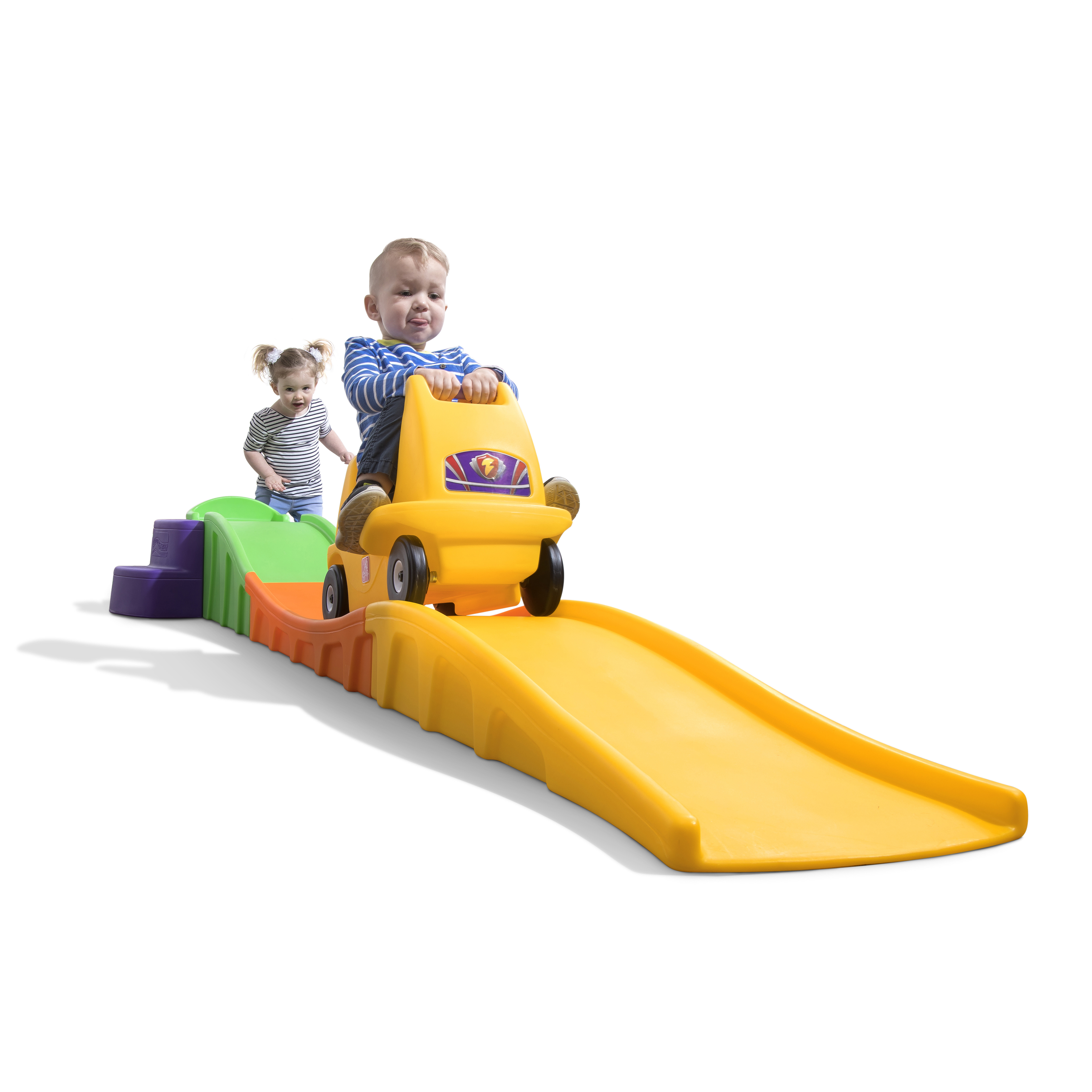 Zwei Kinder spielen auf einer gelben Spielzeugauto-Rutsche, mit einer bunten Strecke.