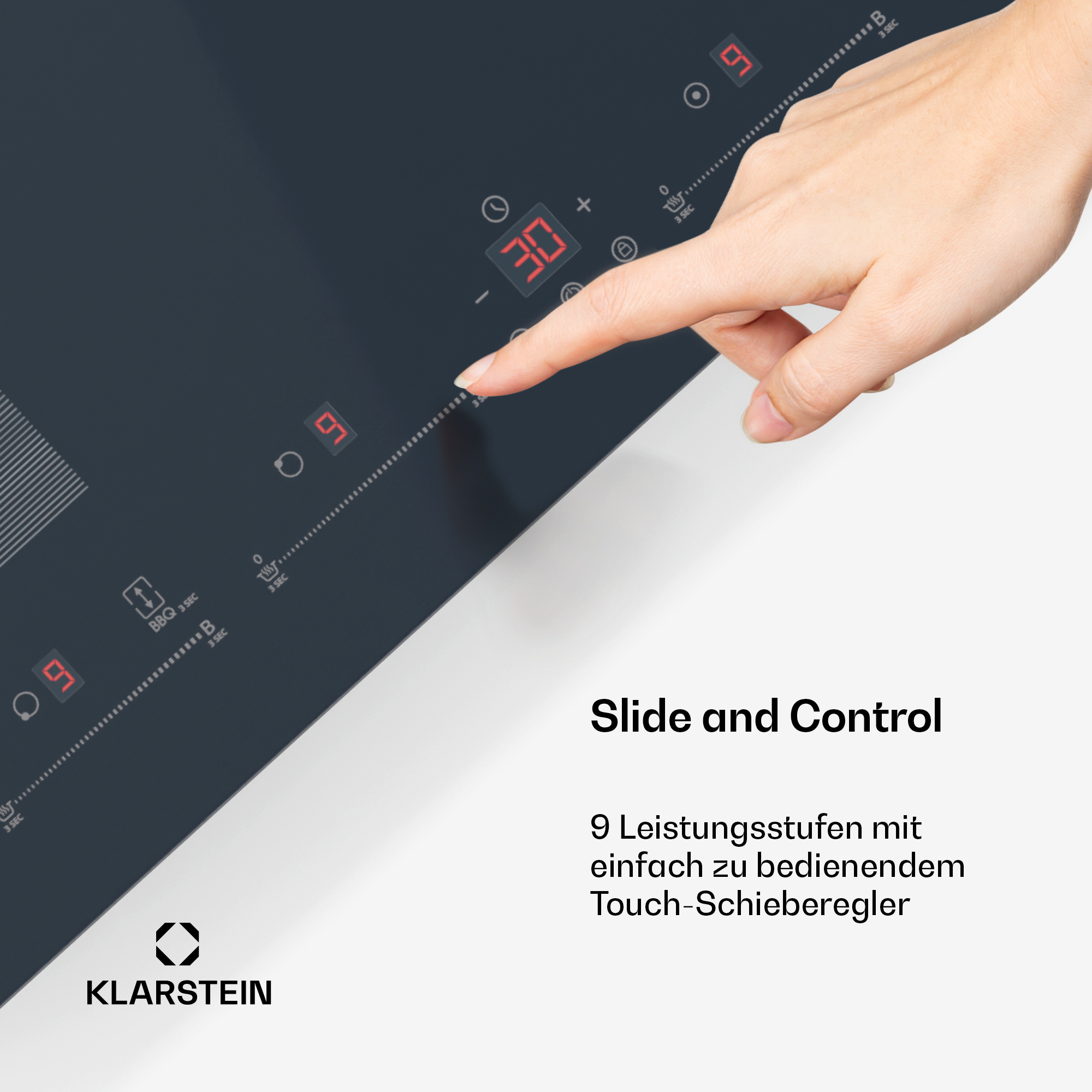 Nahaufnahme eines Kochfelds mit einem Finger, der die Bedienelemente berührt und die Digitalanzeige sowie das Markenlogo zeigt.