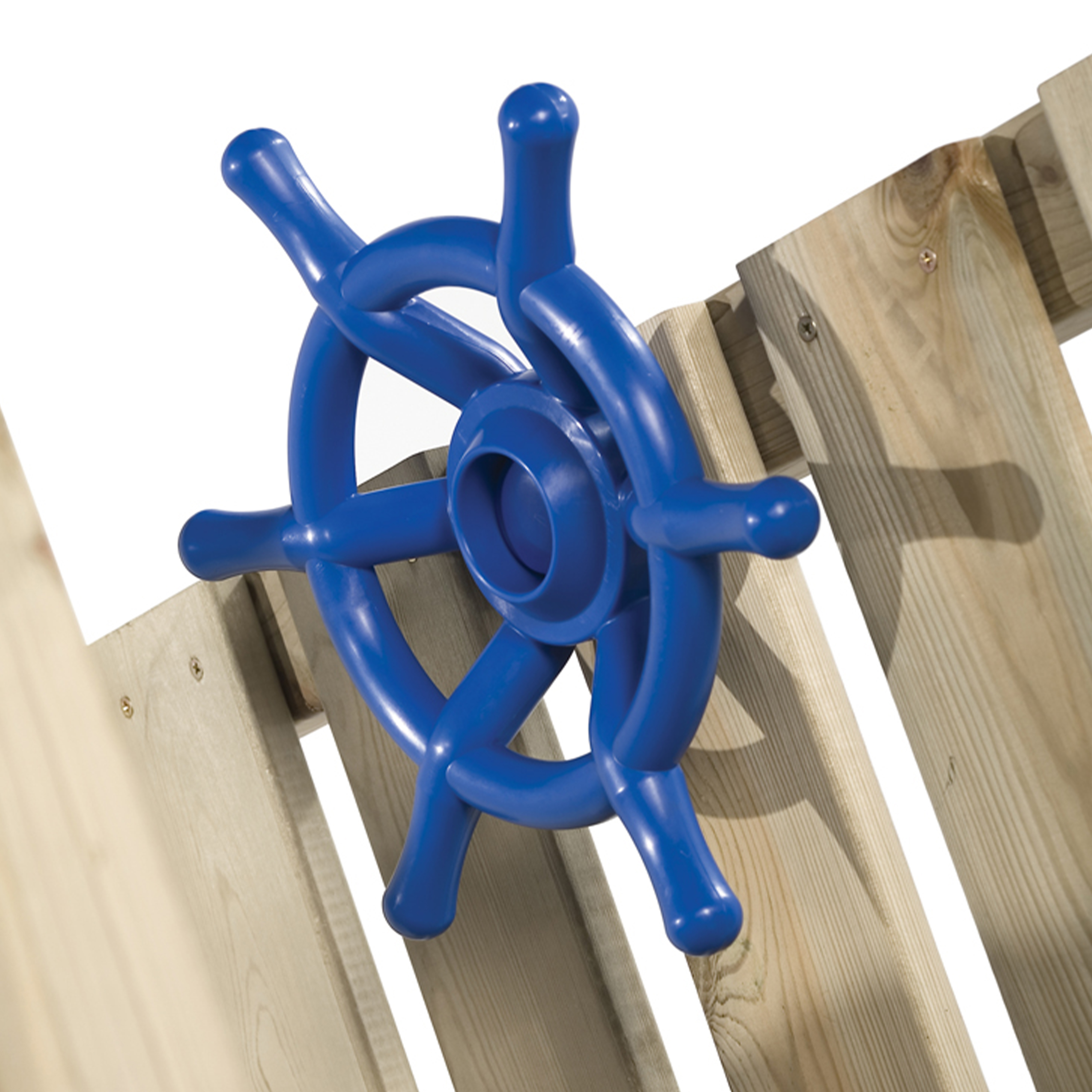 Blaues Schiffsrad an Holzbrettern befestigt. Weisser Hintergrund. Das Rad hat 6 Speichen.