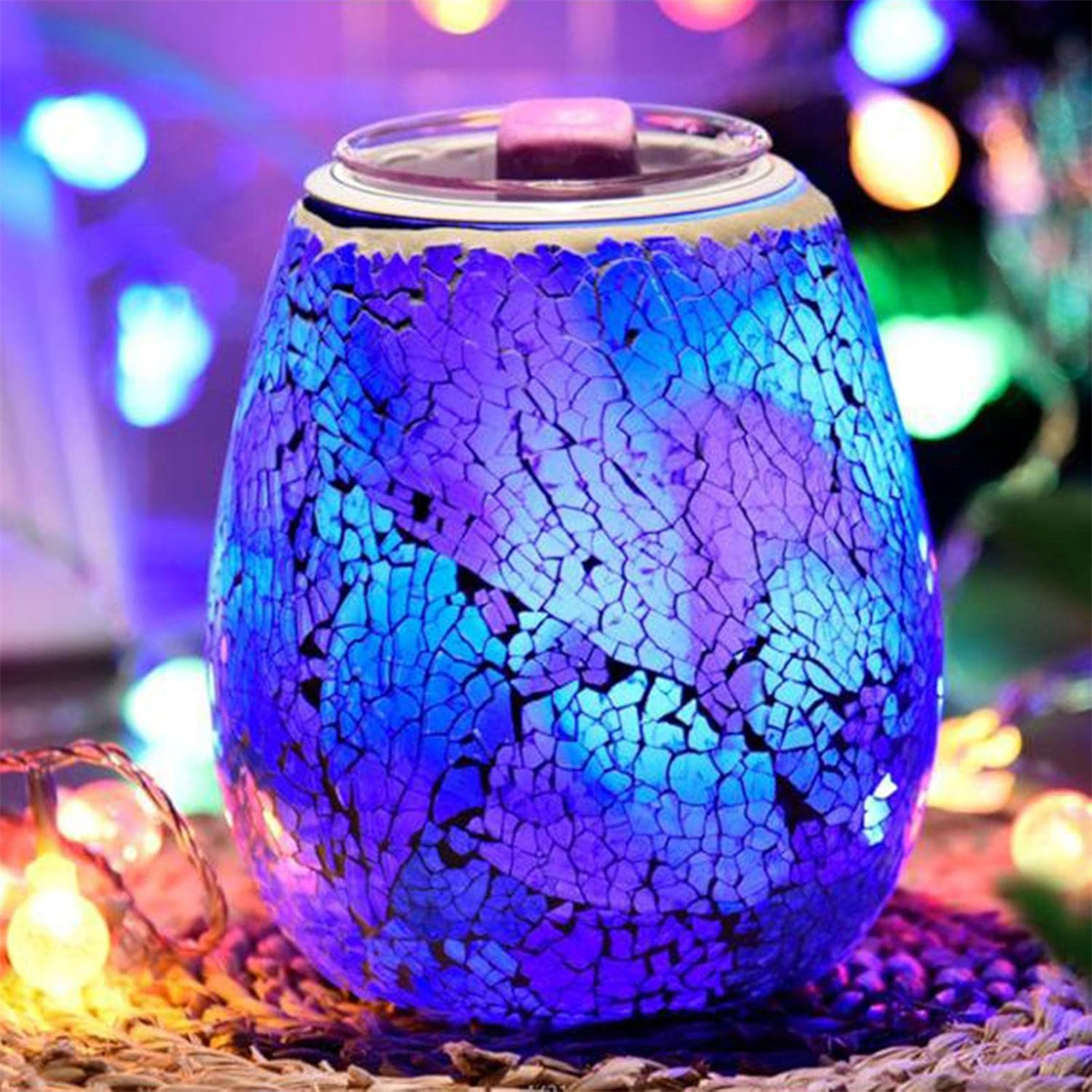 Ein blau-violetter Diffusor für ätherische Öle mit Mosaikdesign, beleuchtet mit bunten Lichtern.