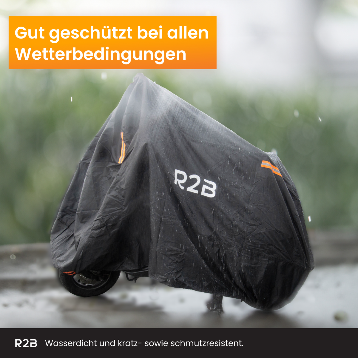 Zwarte motorfiets bedekt met een zwarte waterdichte hoes in de regen. Oranje tekst en een logo zijn zichtbaar.