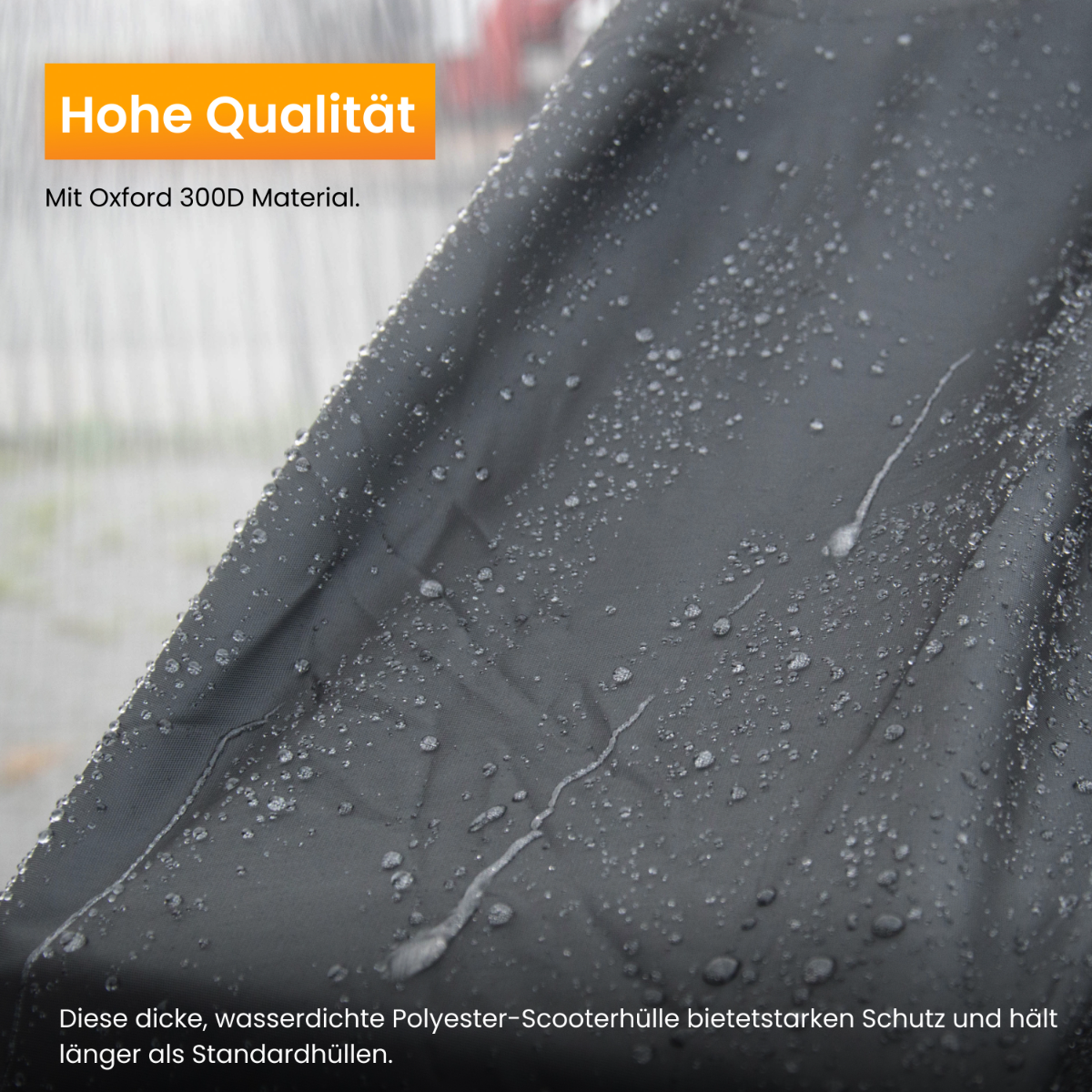 Zwarte waterdichte scooterhoes met waterdruppels. Tekst bovenaan: 'Hoge kwaliteit'.