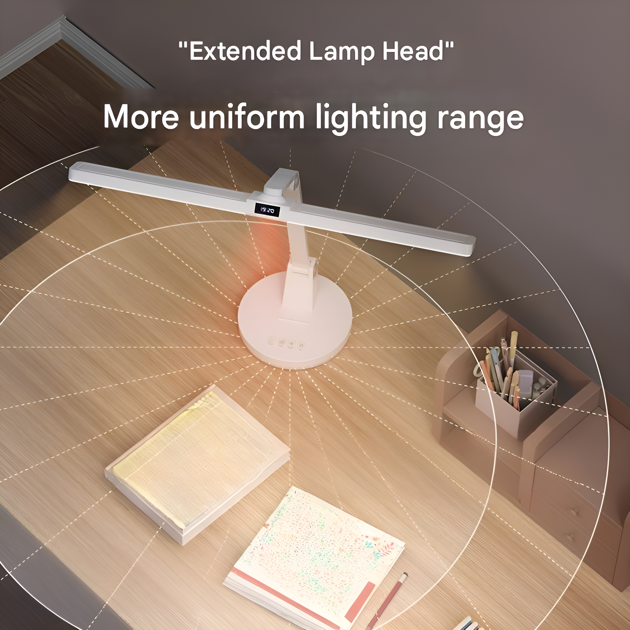 Weiße Schreibtischlampe mit rundem Fuß, die einen Schreibtisch mit Büchern und Stiften beleuchtet.