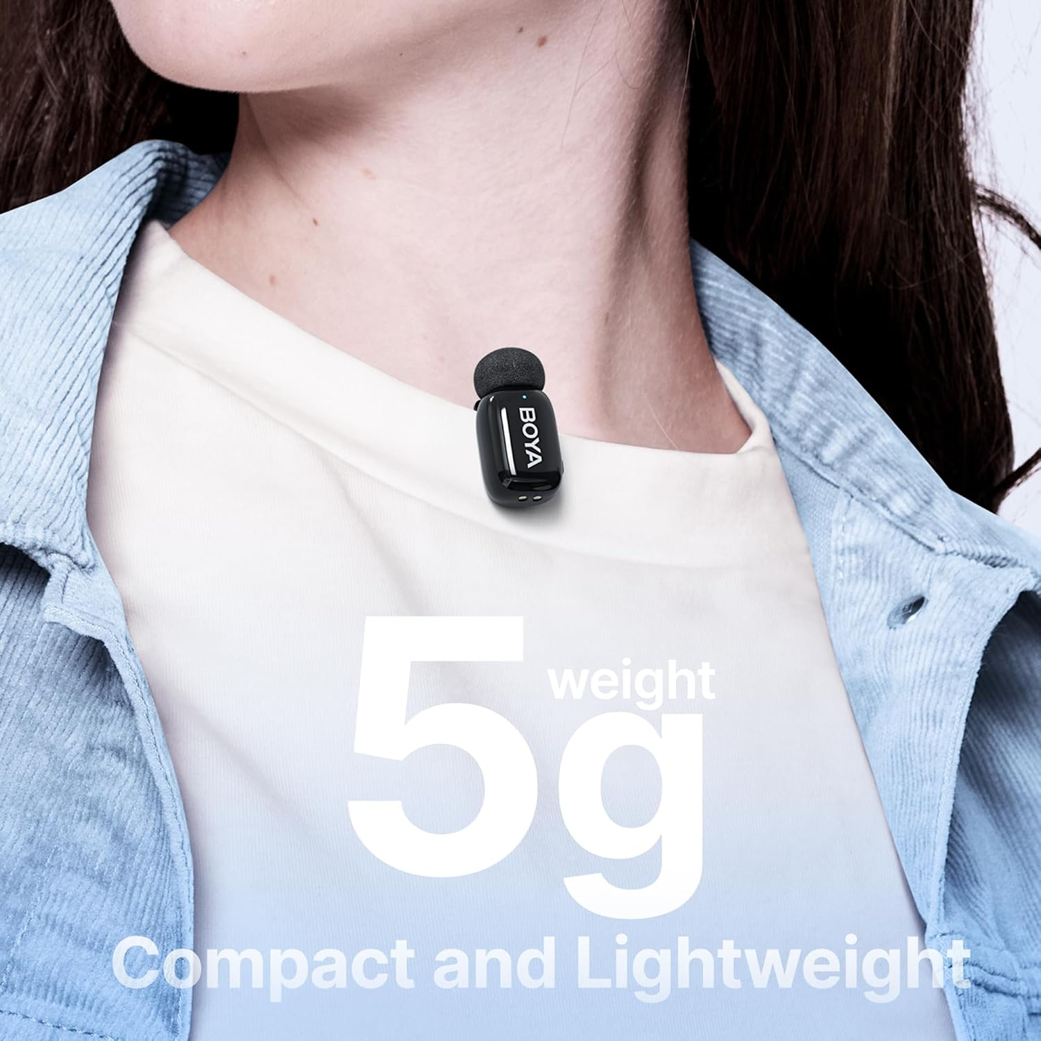 Un piccolo microfono nero attaccato a una camicia. Testo: '5g peso', 'compatto e leggero'.